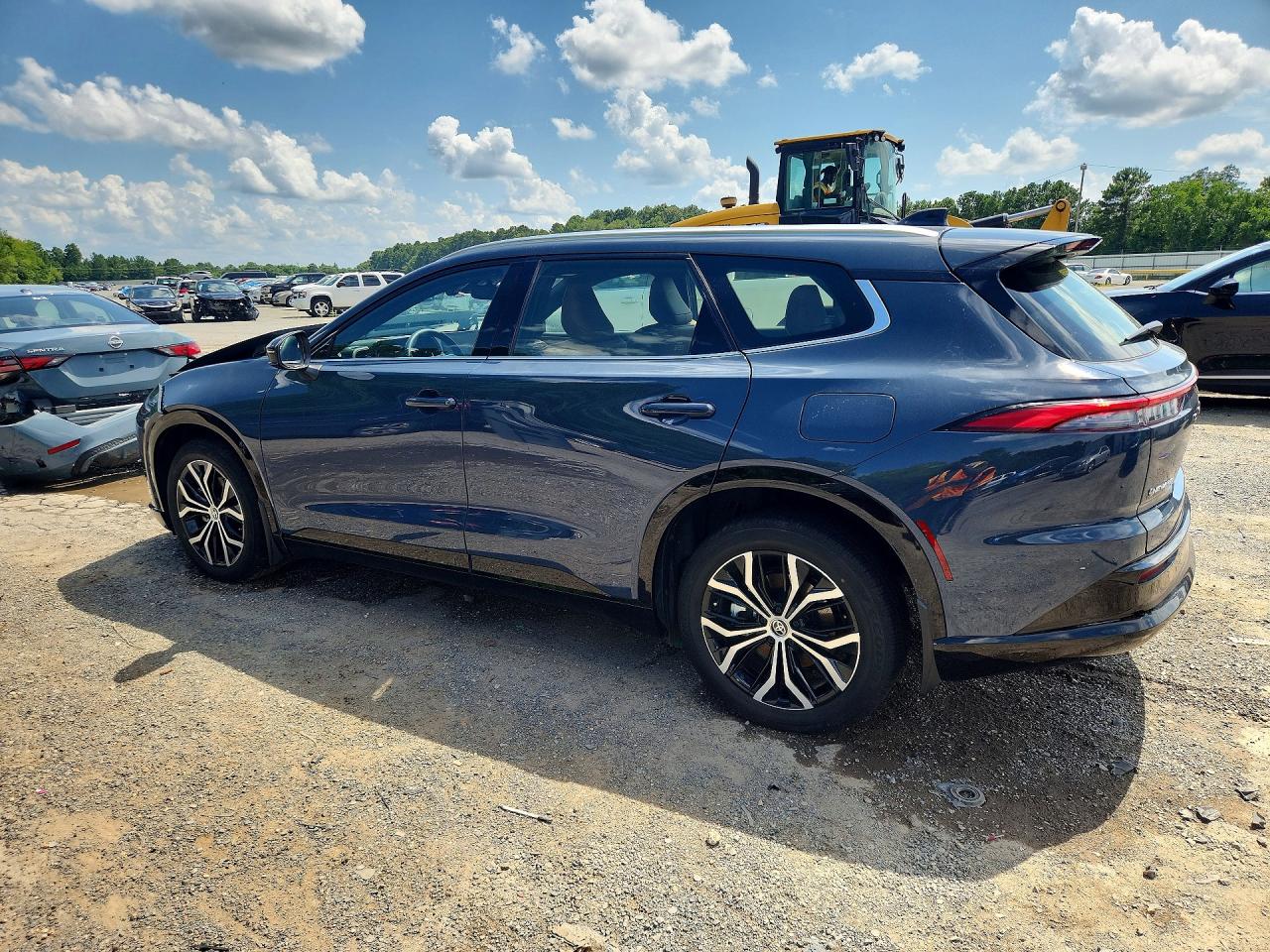 2025 TOYOTA CROWN SIGNIA XLE — снимка 2