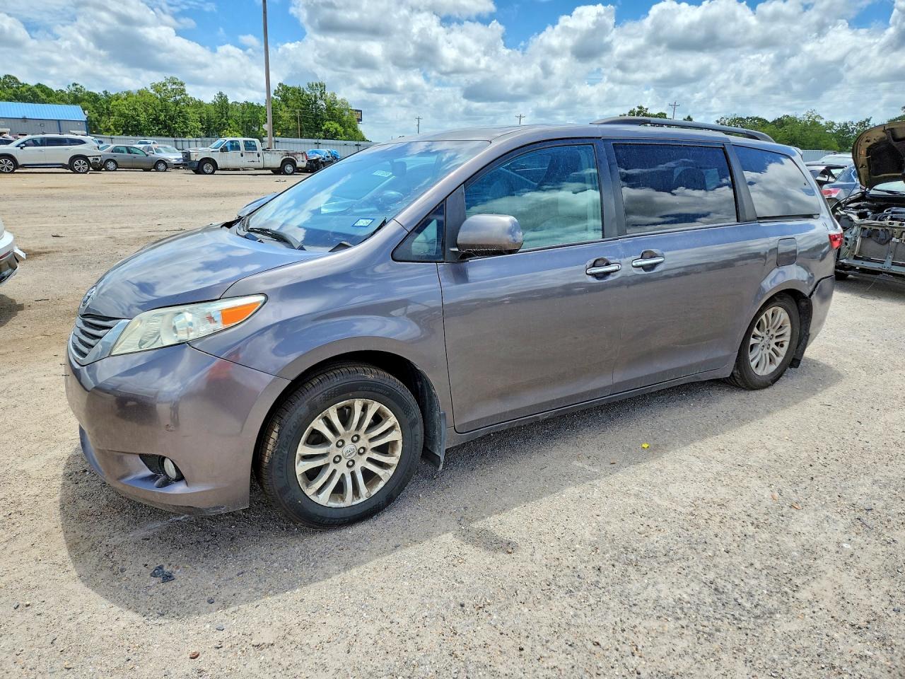 2017 TOYOTA SIENNA XLE 8-PASSENGER