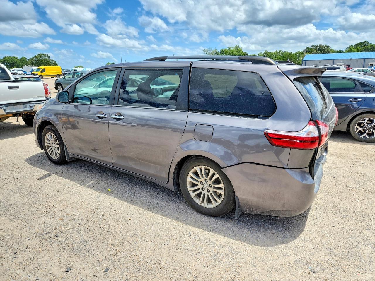 2017 TOYOTA SIENNA XLE 8-PASSENGER — снимка 2