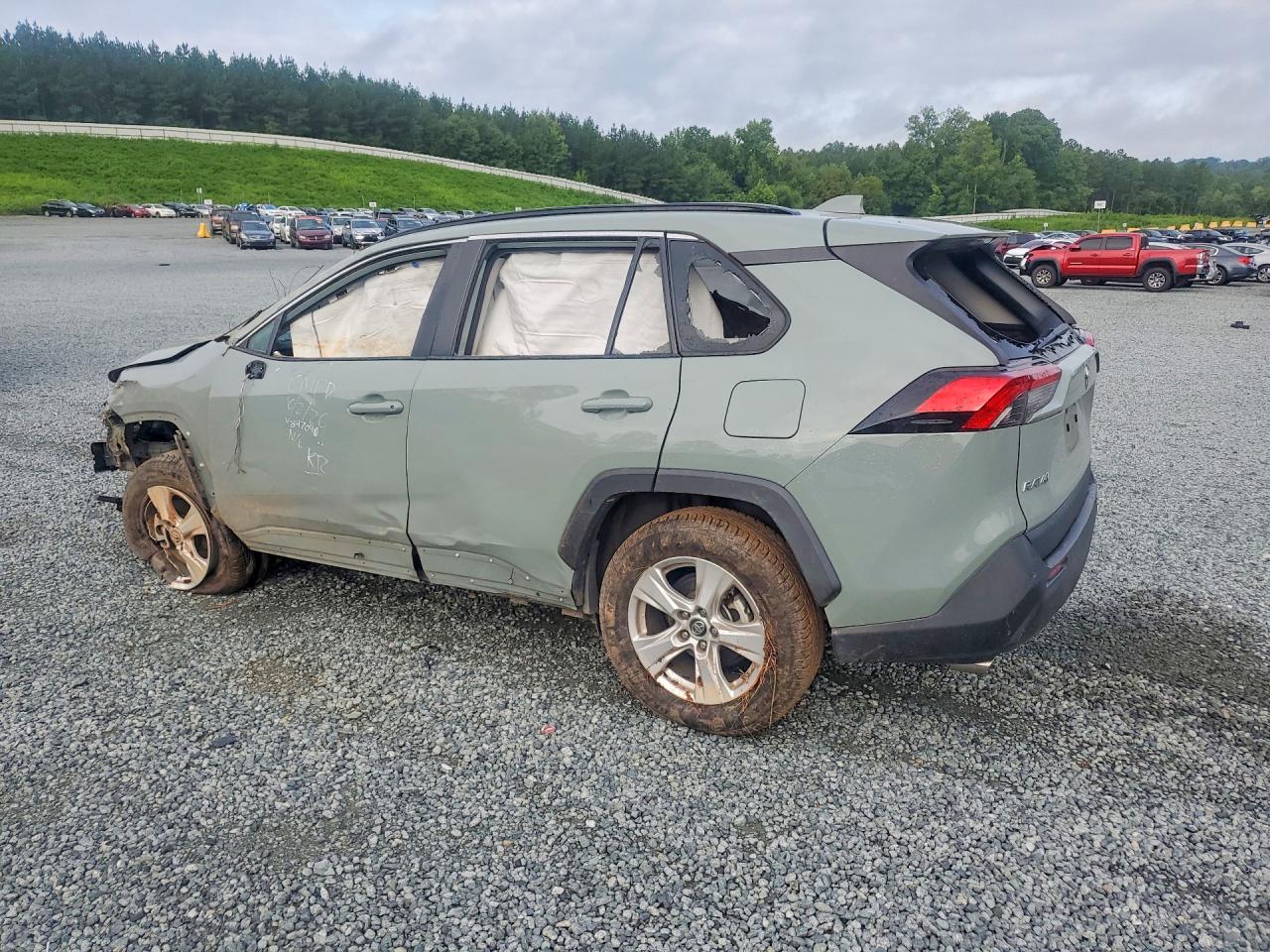 2019 TOYOTA RAV4 XLE — снимка 2