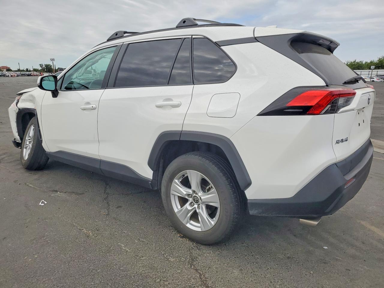 2021 TOYOTA RAV4 XLE — снимка 2