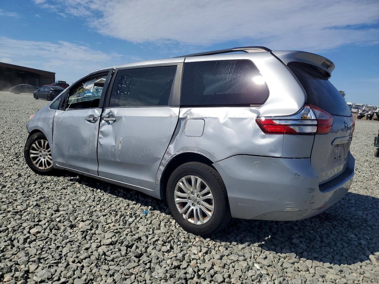 2015 TOYOTA SIENNA XLE 8-PASSENGER — снимка 2