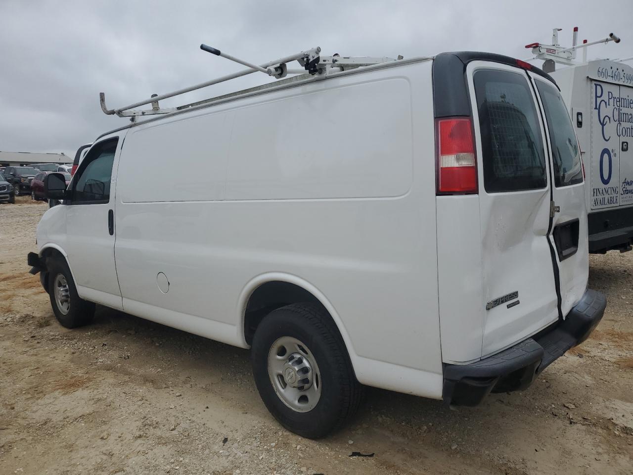 2015 CHEVROLET EXPRESS G2500 — снимка 2