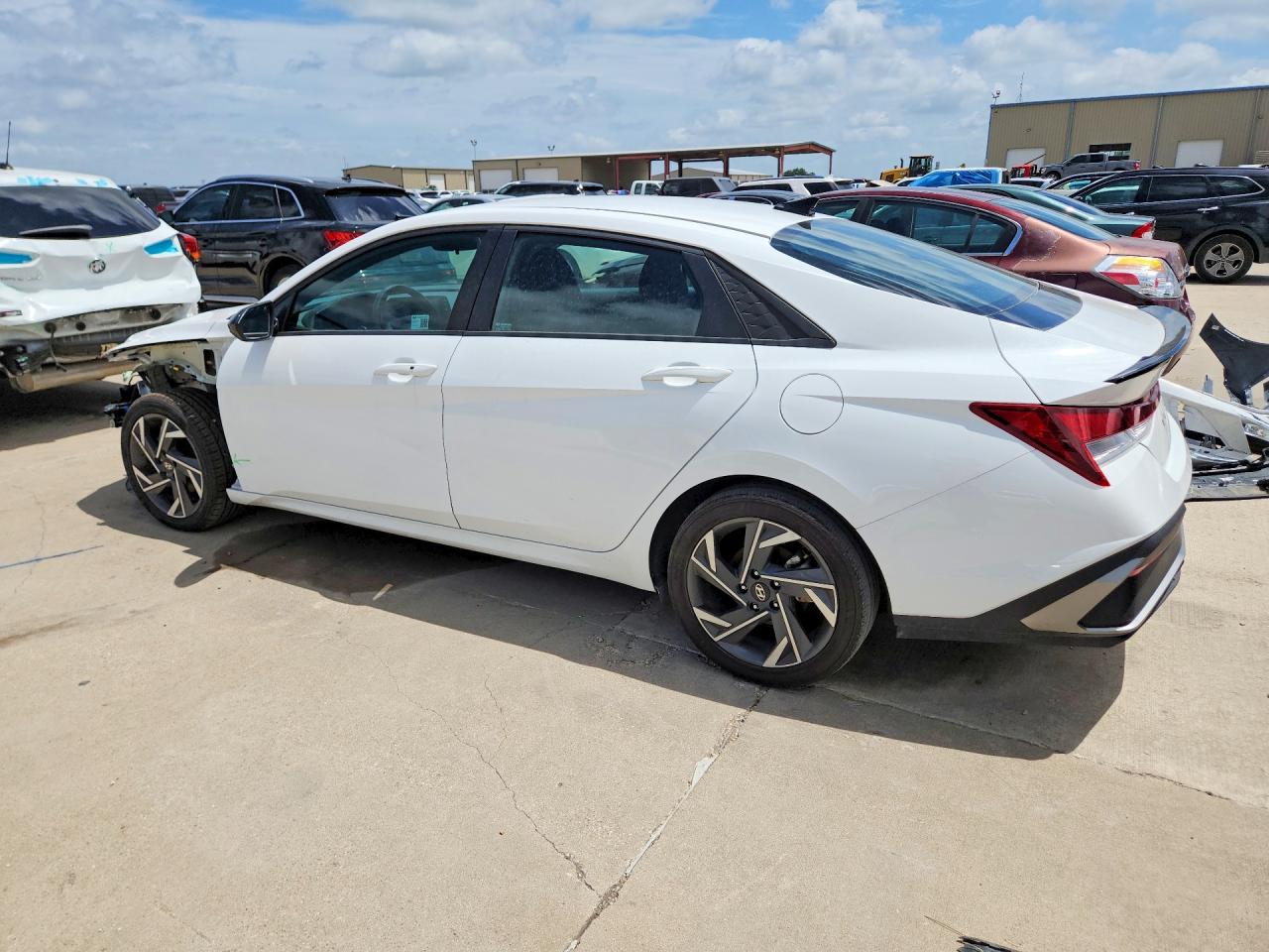 2025 HYUNDAI ELANTRA SEL SPORT — снимка 2