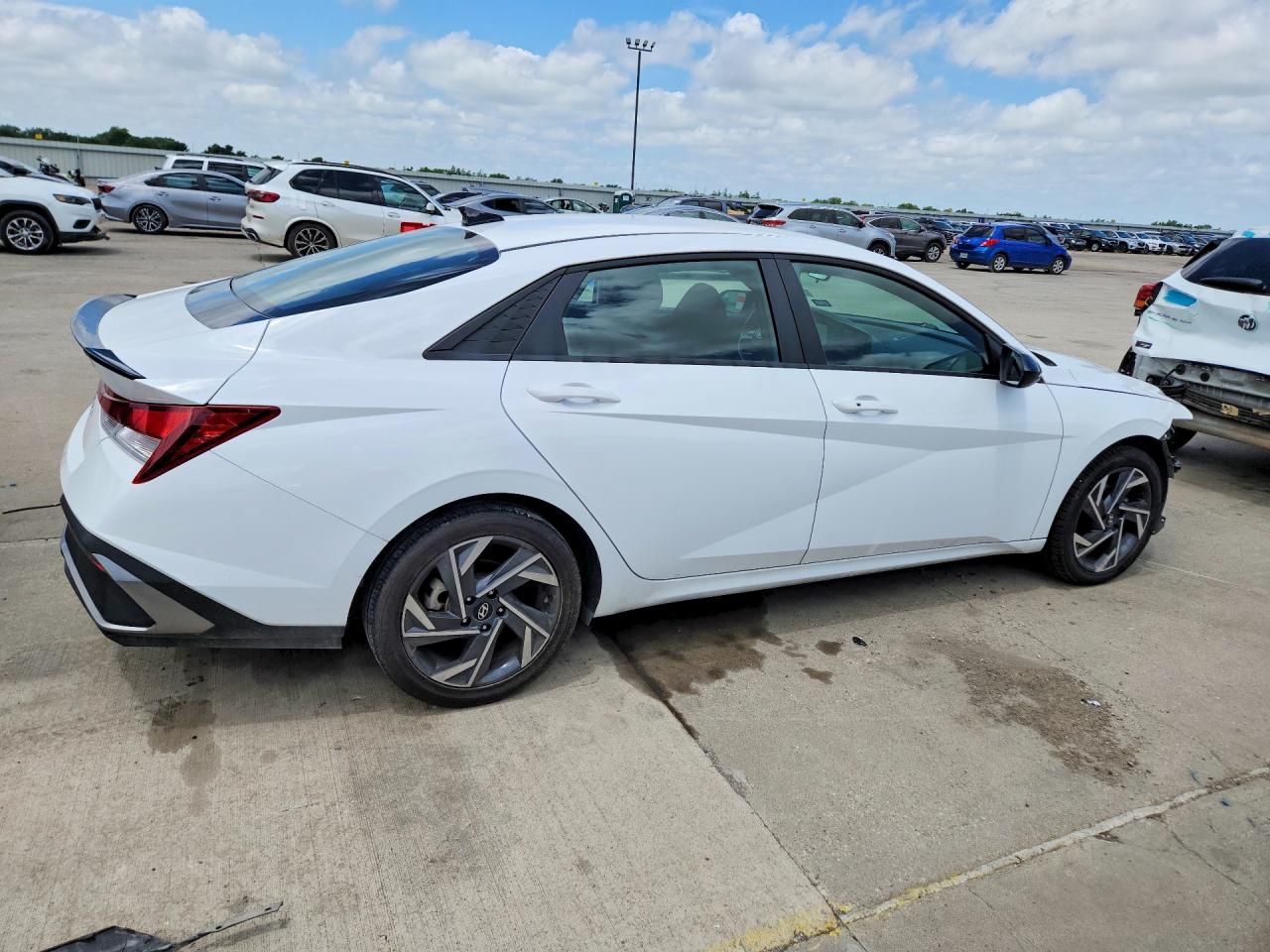 2025 HYUNDAI ELANTRA SEL SPORT — снимка 3