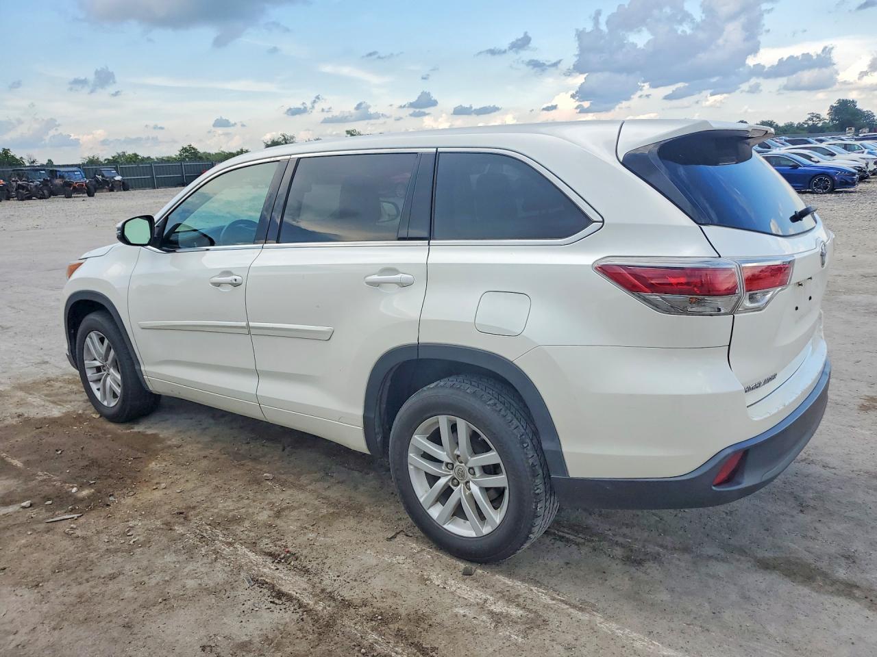 2015 TOYOTA HIGHLANDER LE — снимка 2