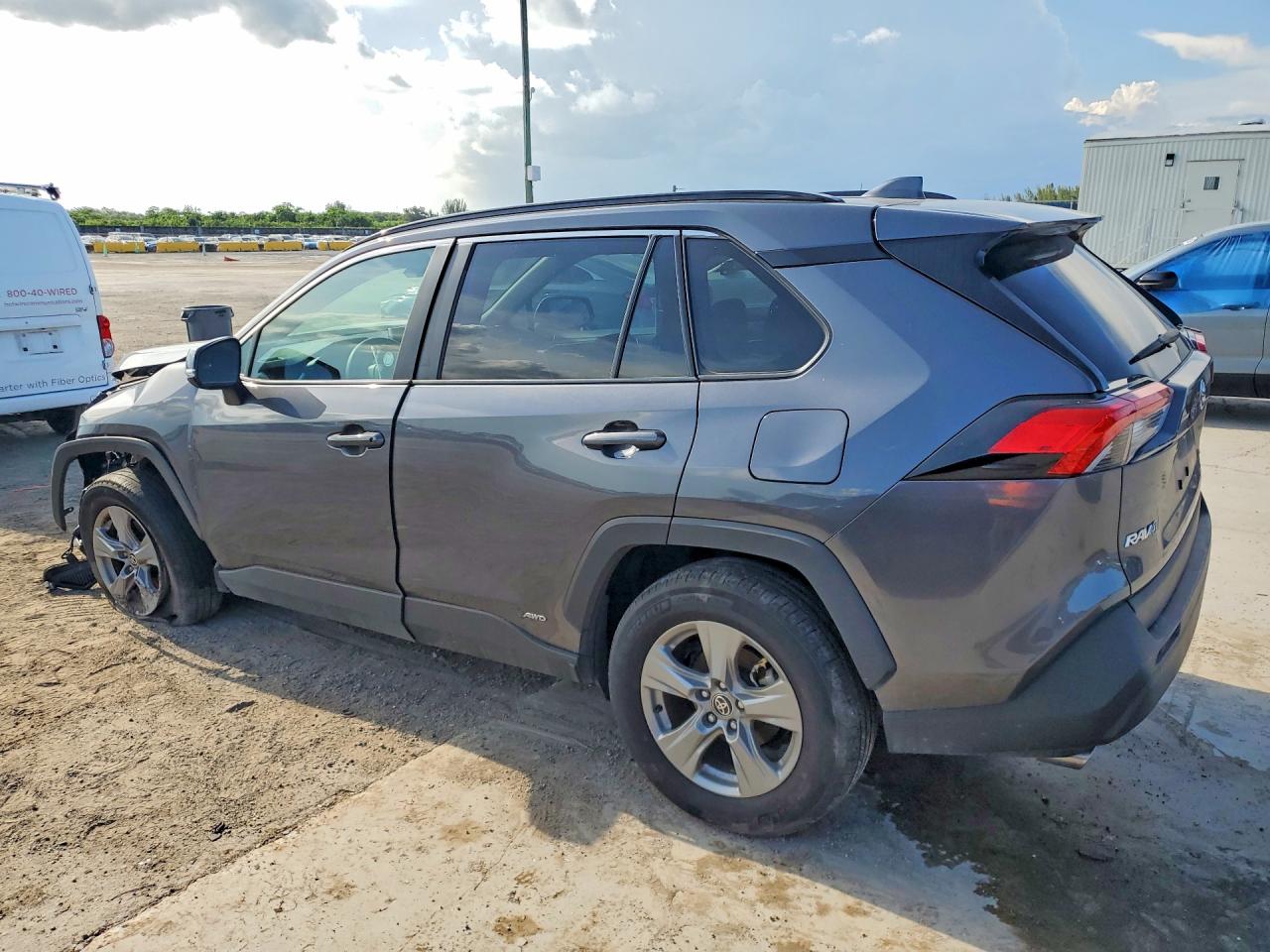 2025 TOYOTA RAV4 HYBRID XLE — снимка 2