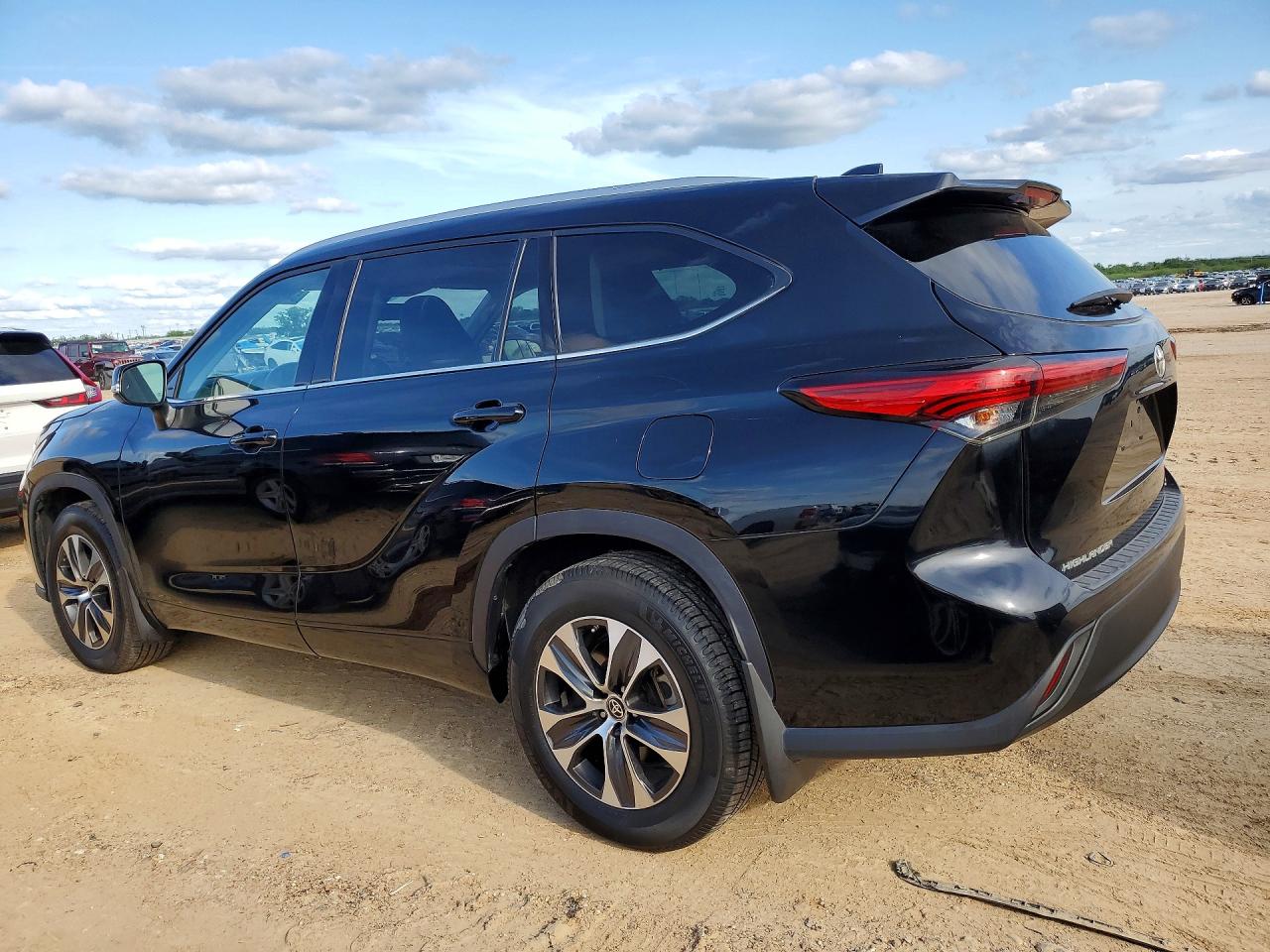 2022 TOYOTA HIGHLANDER XLE — снимка 2