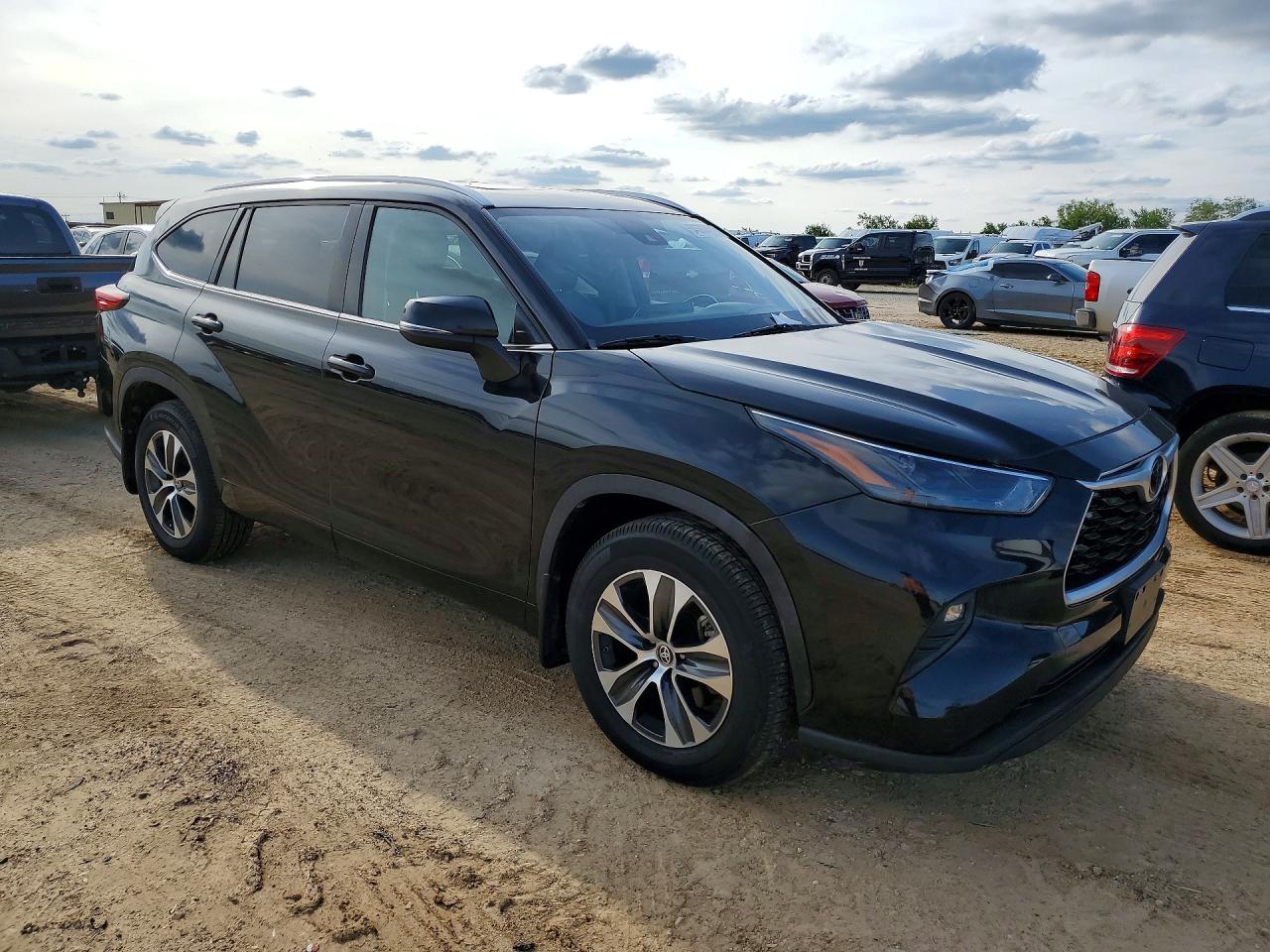 2022 TOYOTA HIGHLANDER XLE — снимка 4