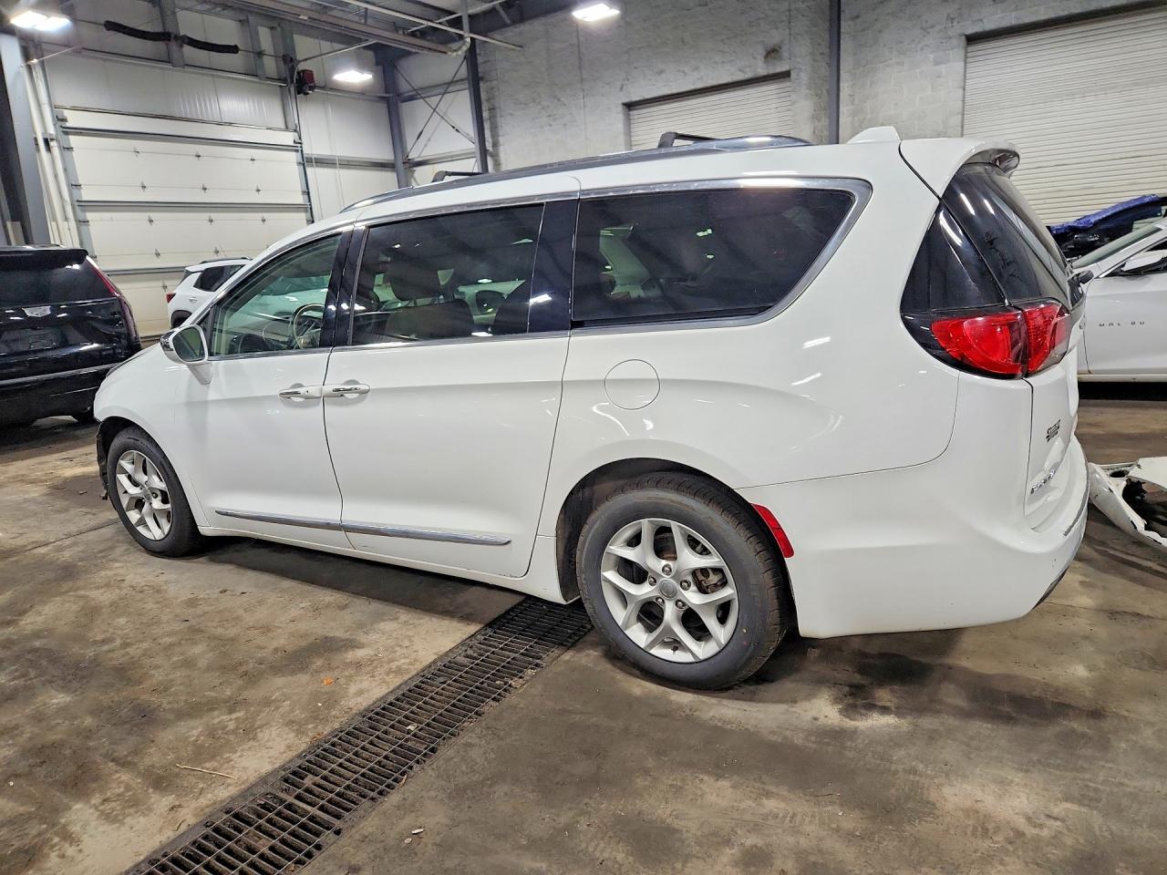 2020 CHRYSLER PACIFICA LIMITED — снимка 2