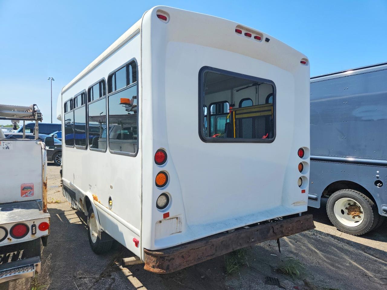 2015 CHEVROLET EXPRESS G4500 — снимка 2