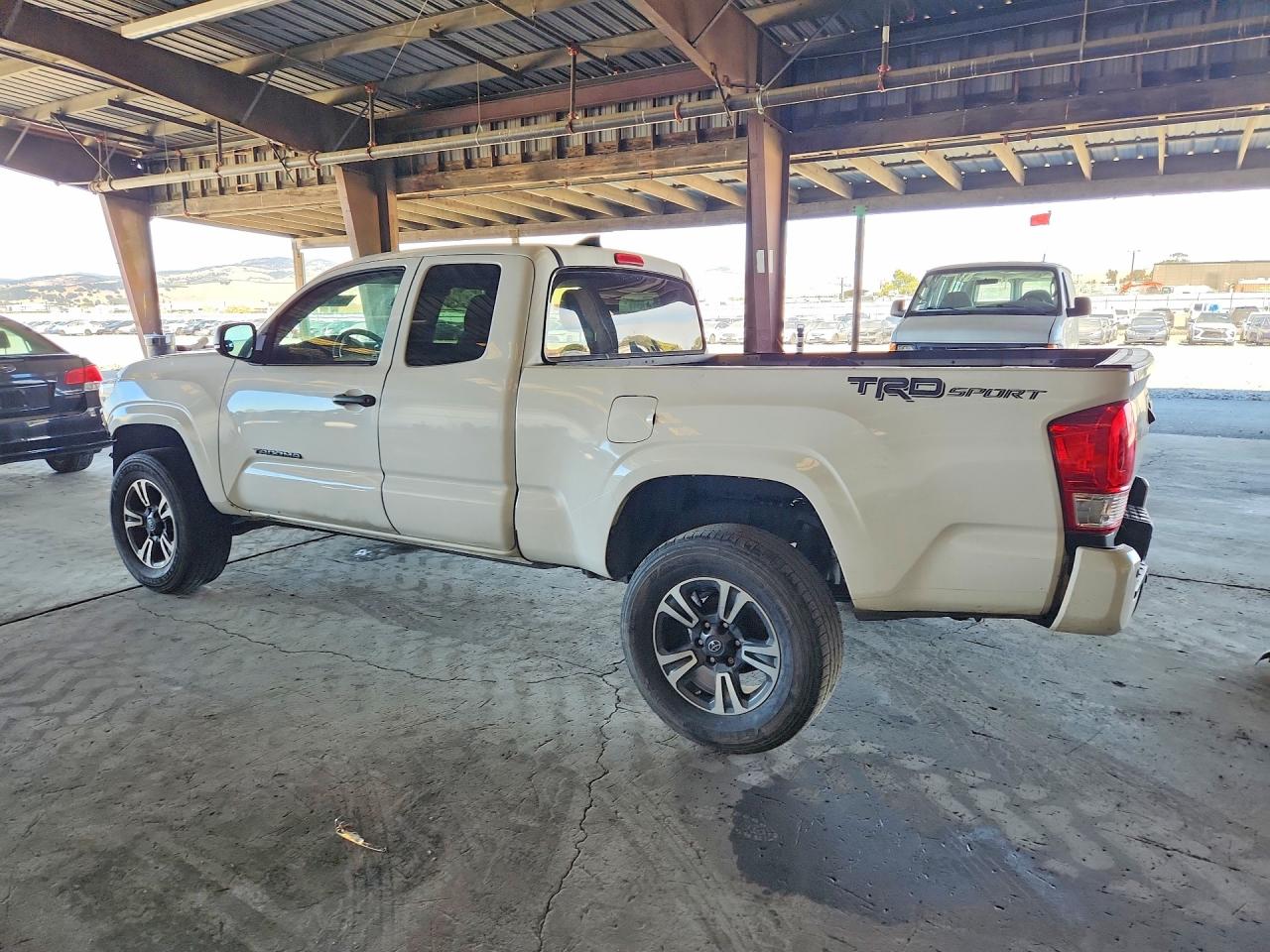 2019 TOYOTA TACOMA SR — снимка 2