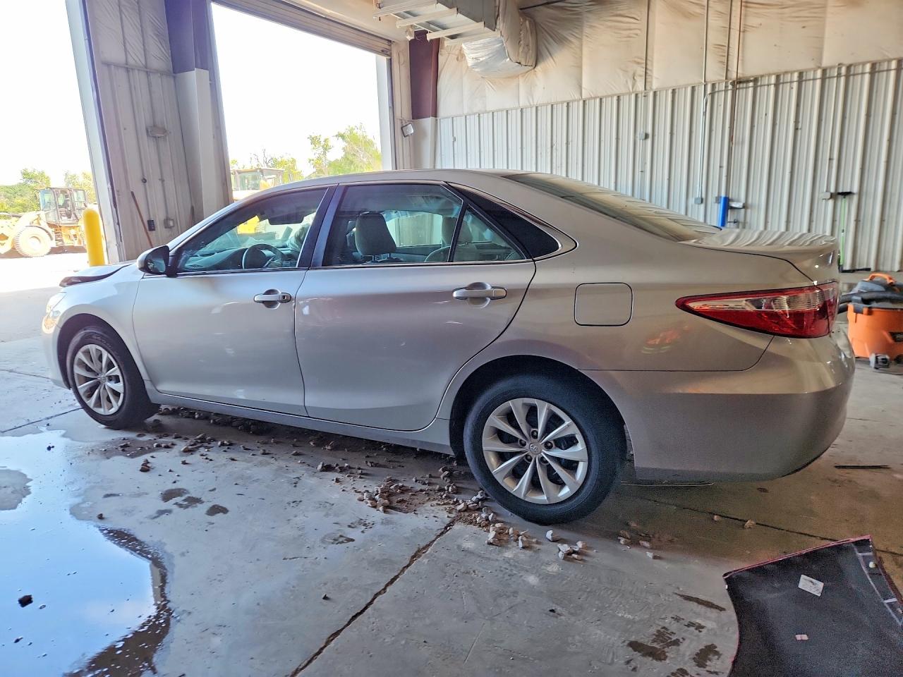 2015 TOYOTA CAMRY LE — снимка 2
