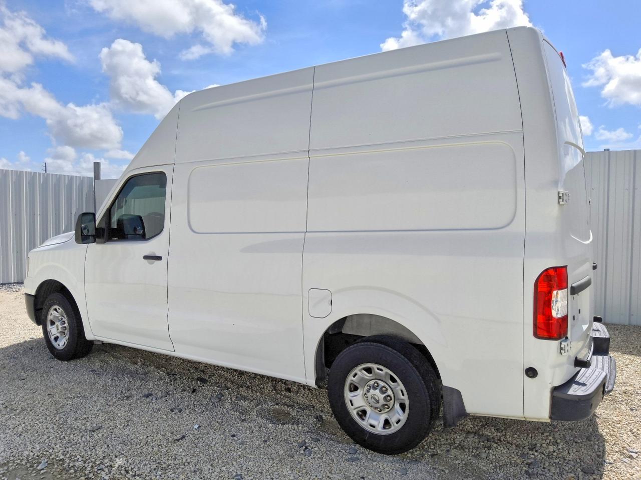 2017 NISSAN NV 2500 HD SV — снимка 2