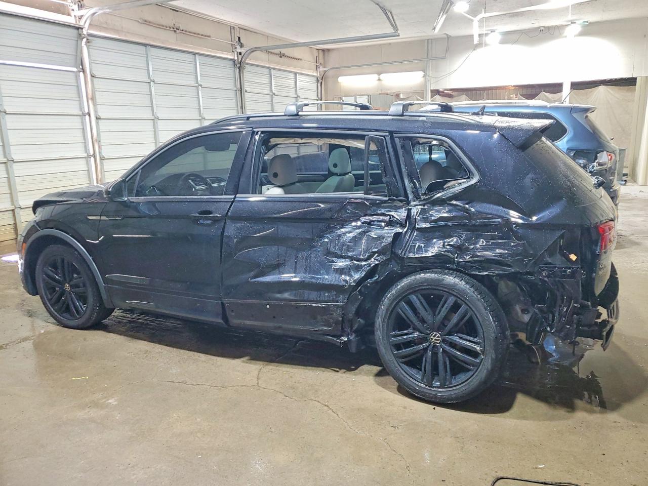 2022 VOLKSWAGEN TIGUAN SE R-LINE BLACK — снимка 2