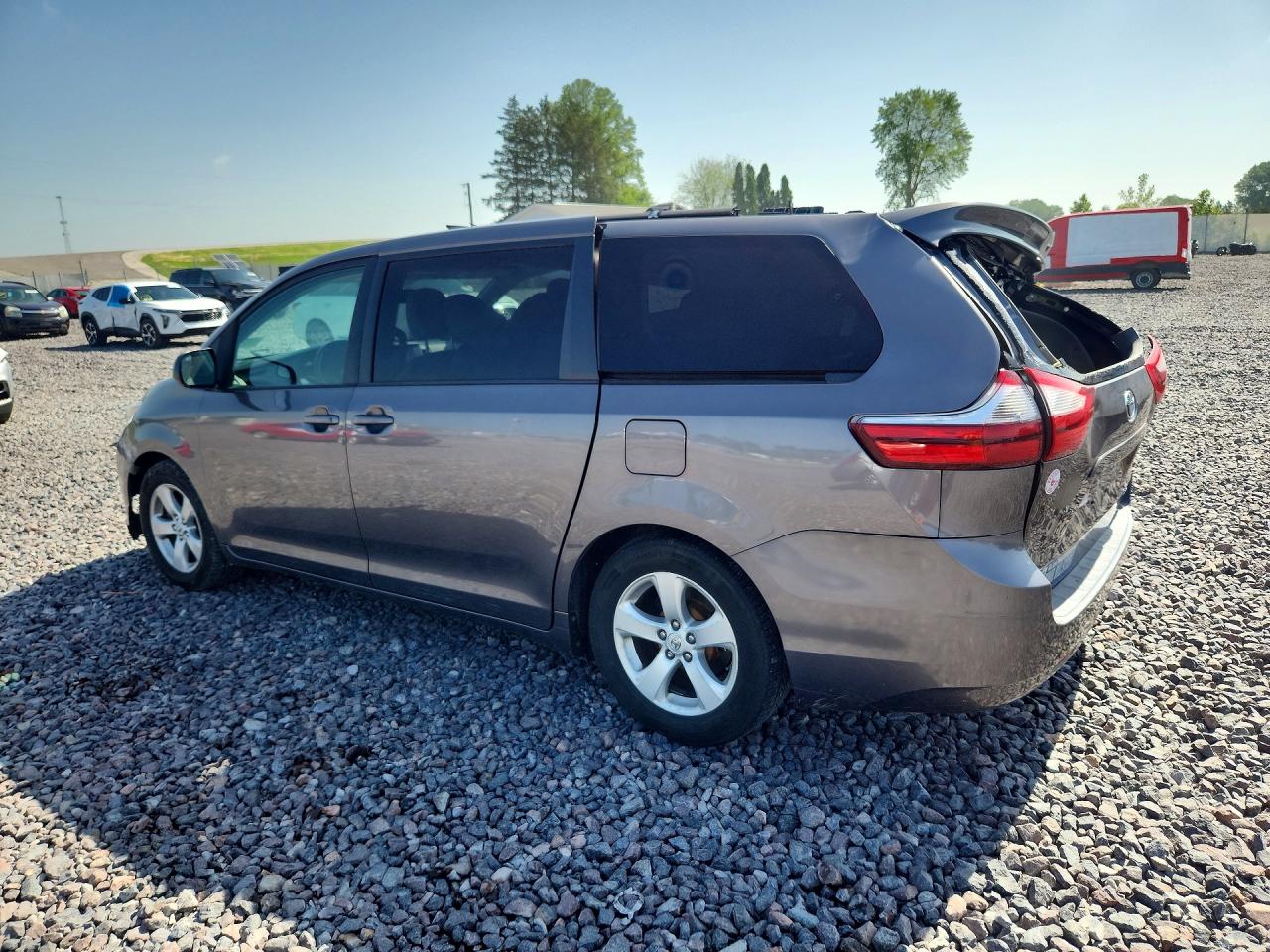 2015 TOYOTA SIENNA LE — снимка 2