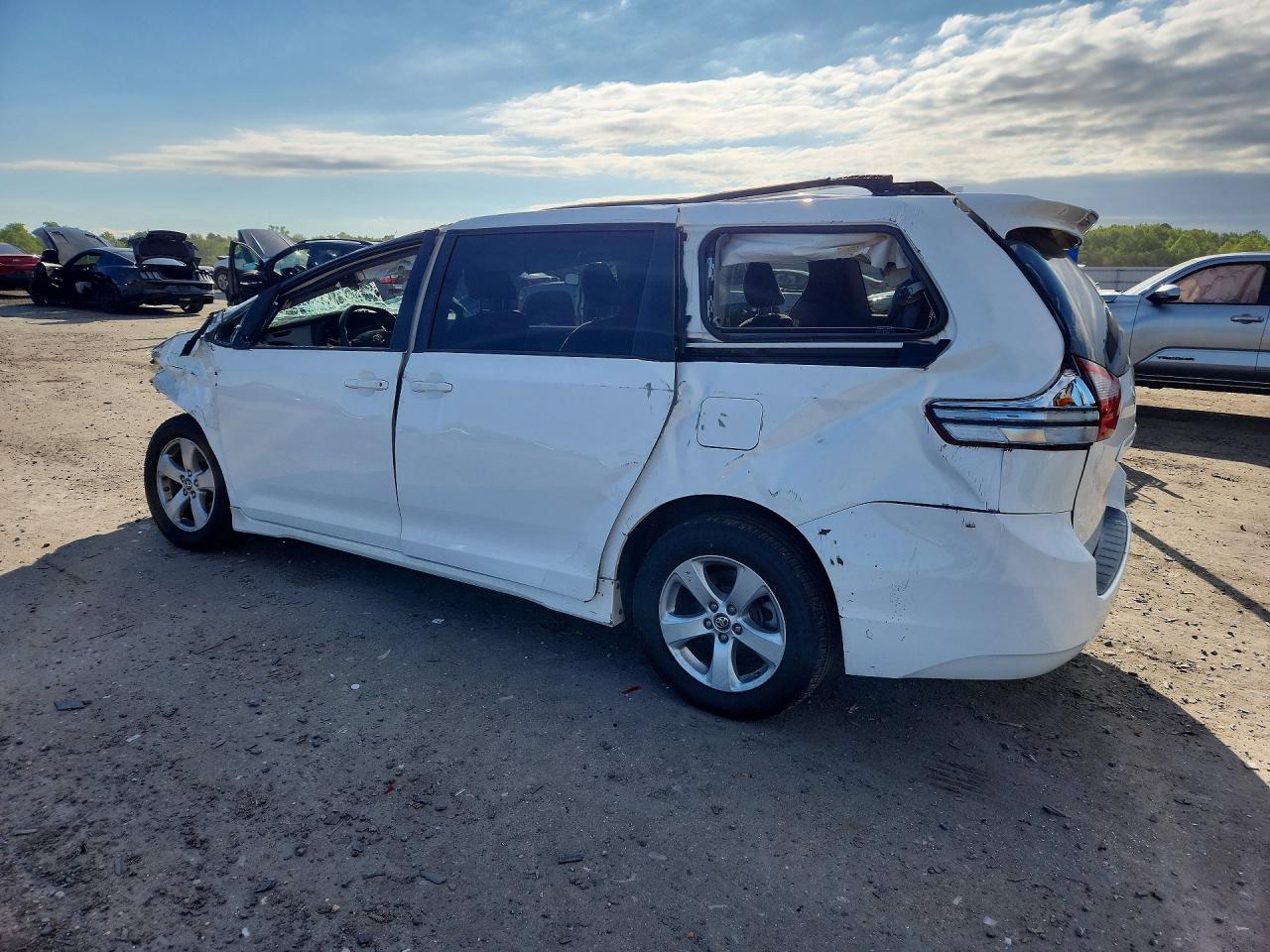 2018 TOYOTA SIENNA LE — снимка 2