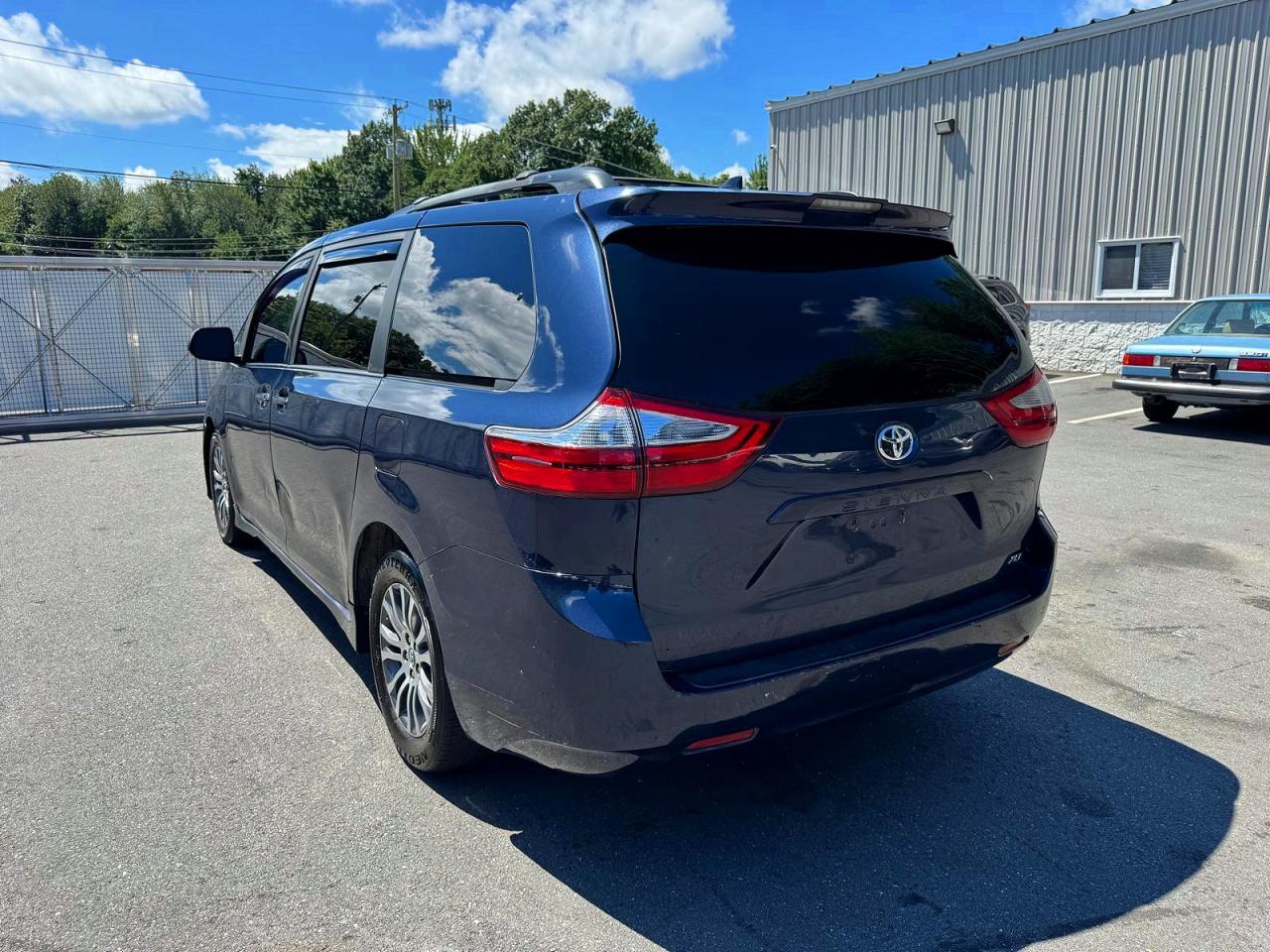2018 TOYOTA SIENNA XLE 8-PASSENGER — снимка 2