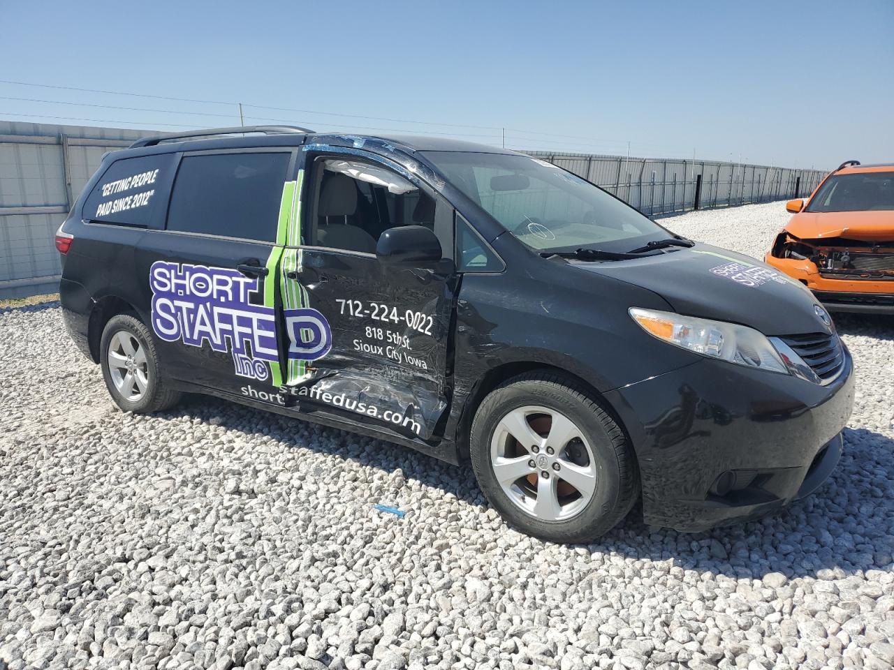 2017 TOYOTA SIENNA LE — снимка 4