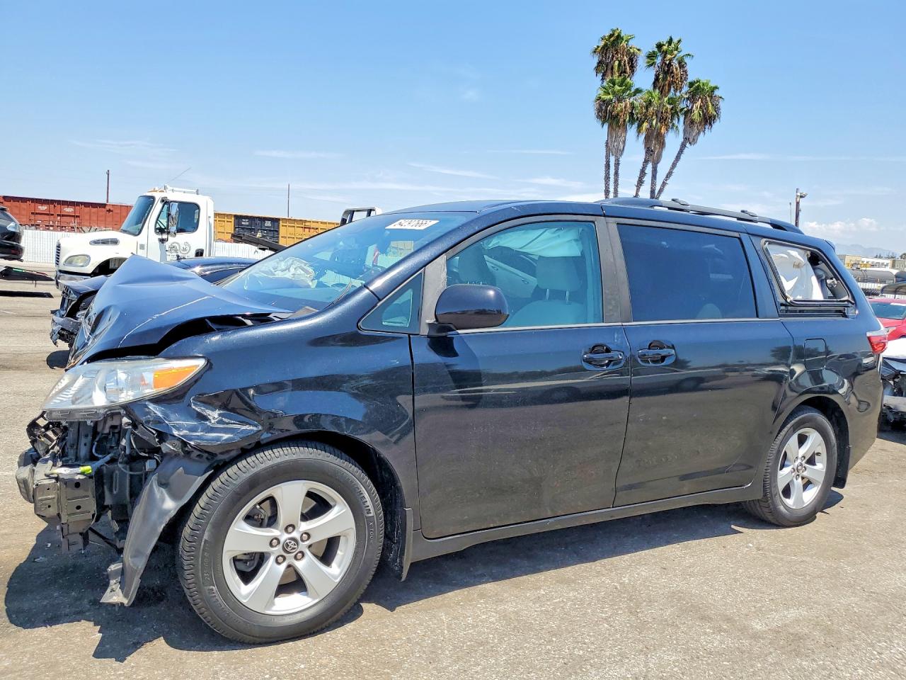 2018 TOYOTA SIENNA LE
