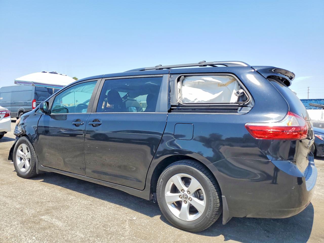 2018 TOYOTA SIENNA LE — снимка 2
