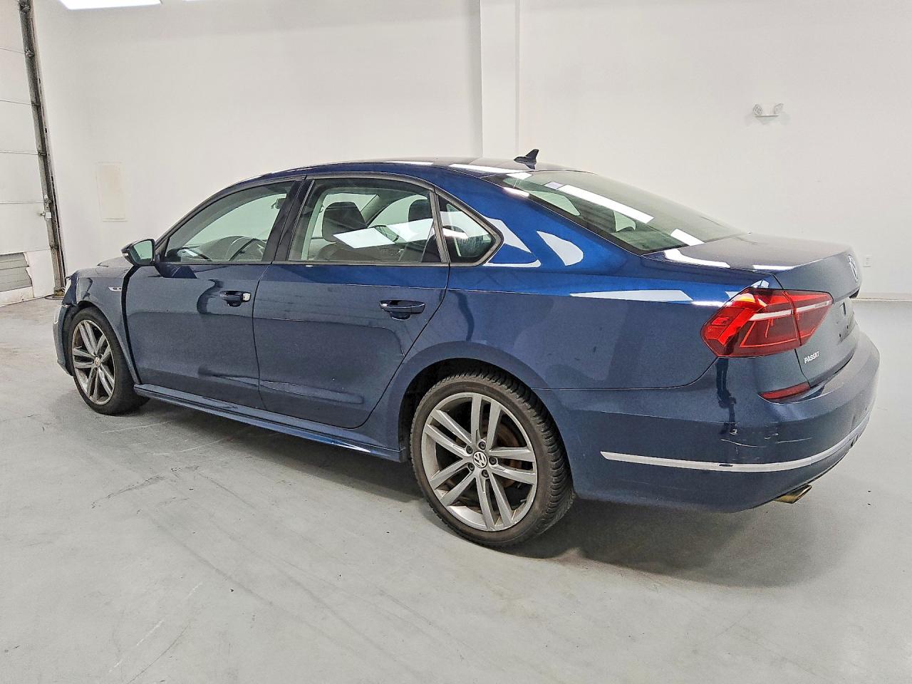 2018 VOLKSWAGEN PASSAT S/R-LINE — снимка 2
