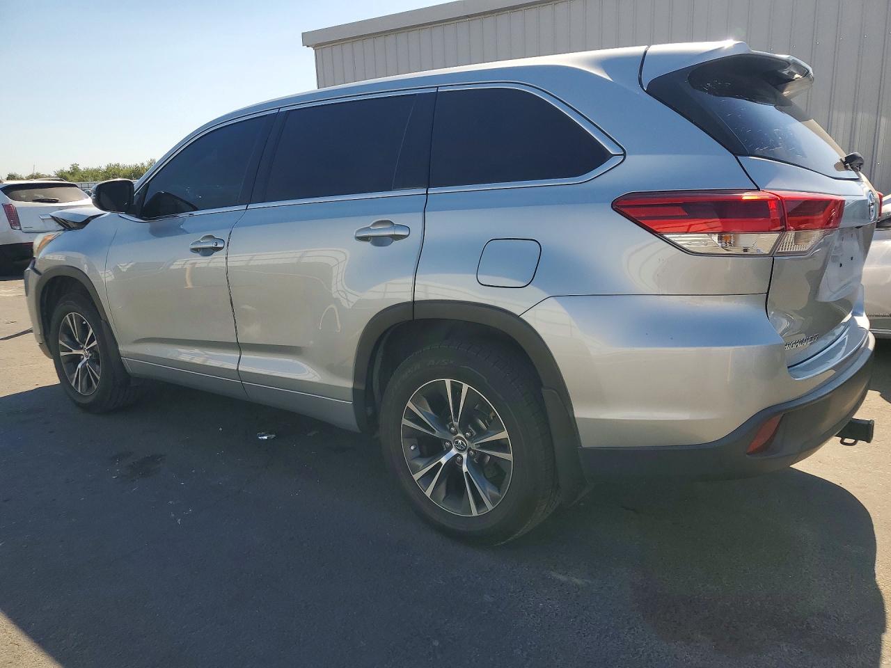 2018 TOYOTA HIGHLANDER LE — снимка 2