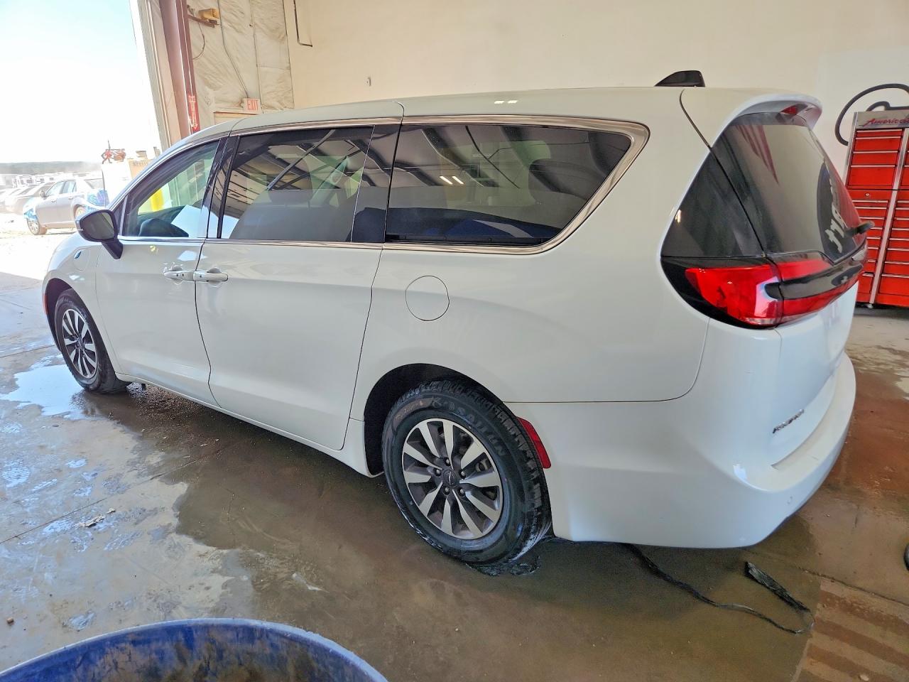 2023 CHRYSLER PACIFICA HYBRID TOURING L — снимка 2