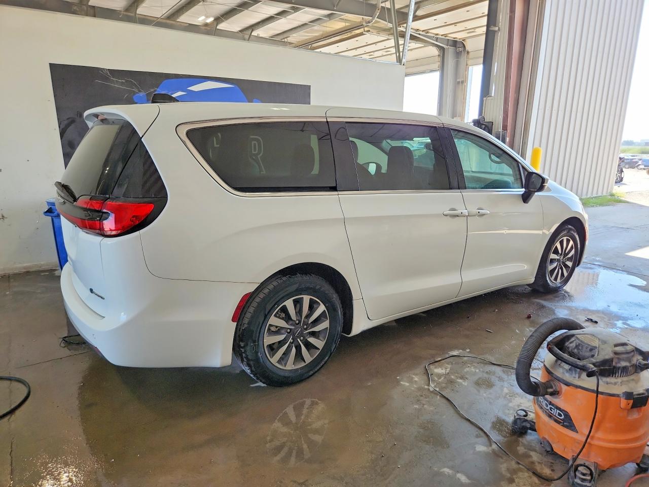 2023 CHRYSLER PACIFICA HYBRID TOURING L — снимка 3