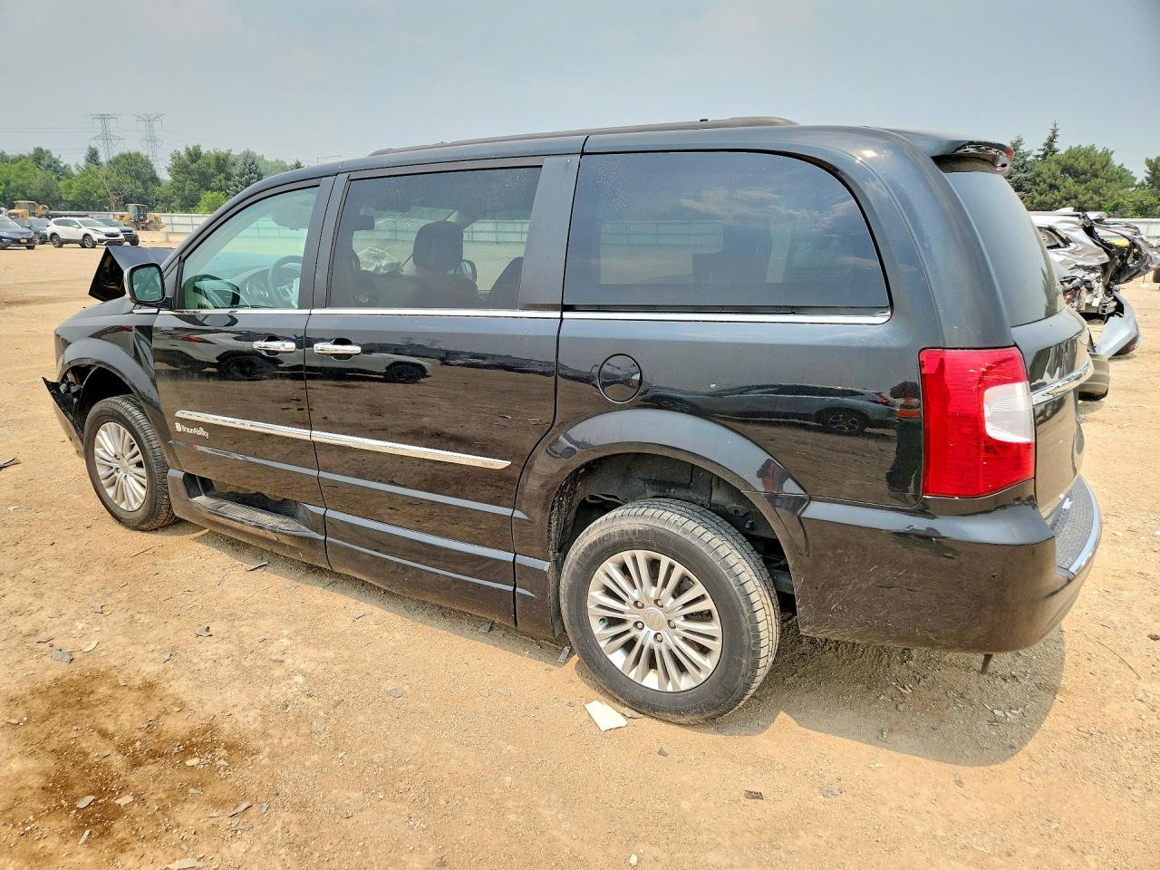 2015 CHRYSLER TOWN & COUNTRY TOURING L — снимка 2