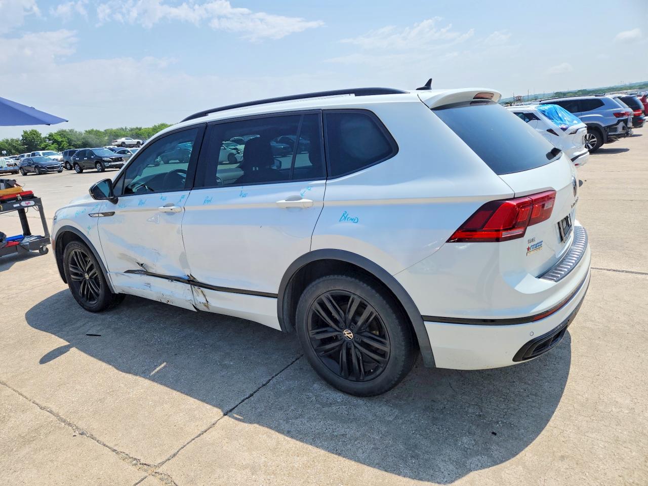 2022 VOLKSWAGEN TIGUAN SE R-LINE BLACK — снимка 2