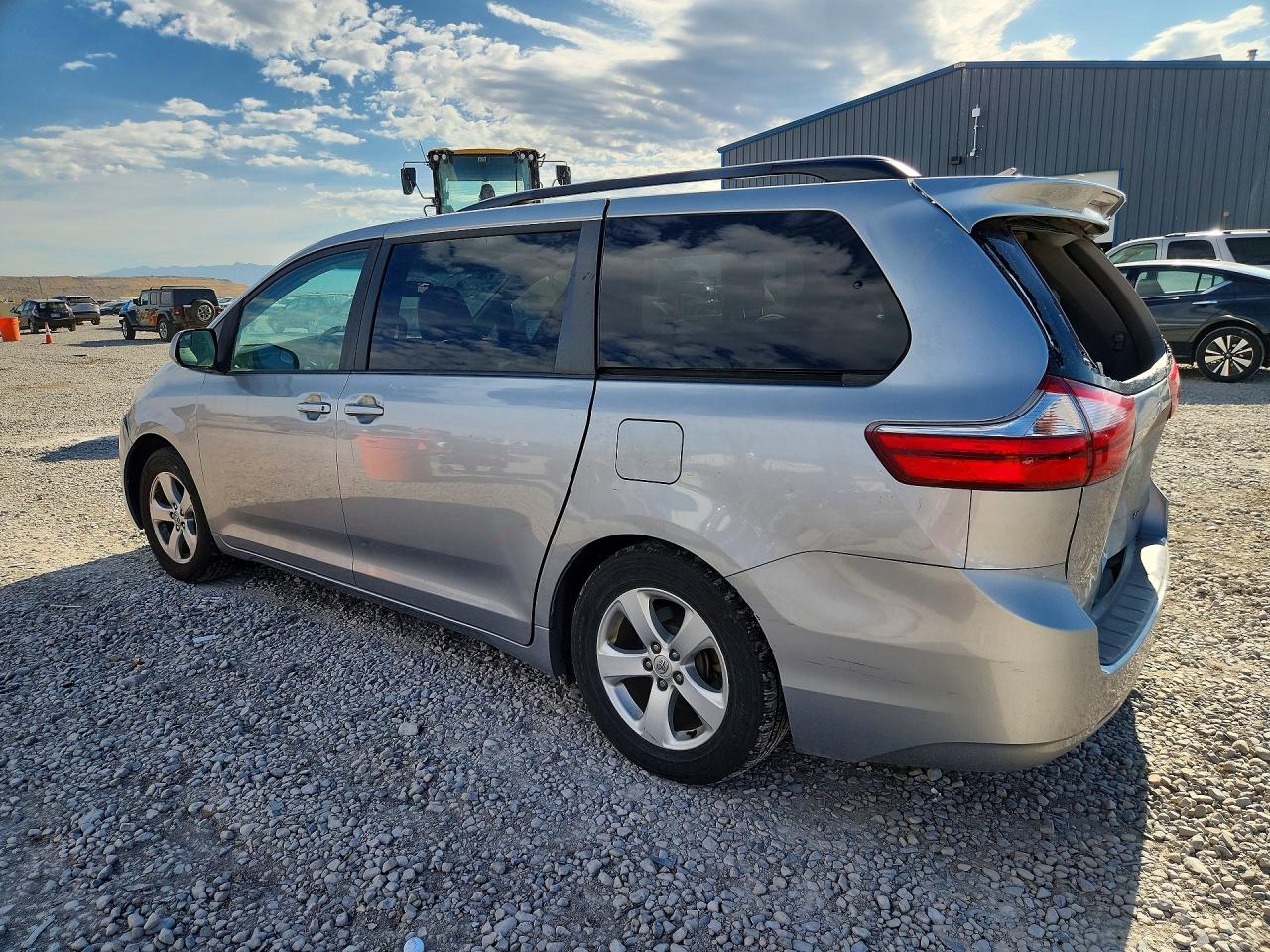 2015 TOYOTA SIENNA LE — снимка 2