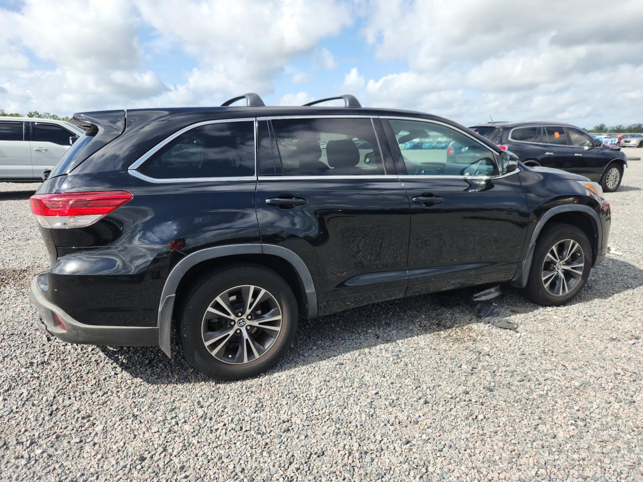 2017 TOYOTA HIGHLANDER LE — снимка 4
