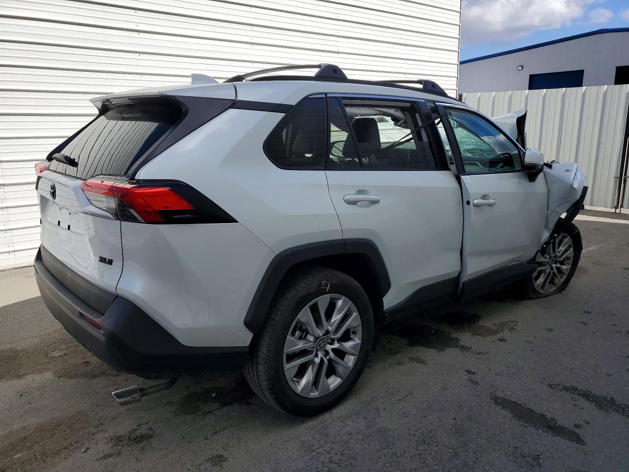 2025 TOYOTA RAV4 XLE PREMIUM — снимка 3