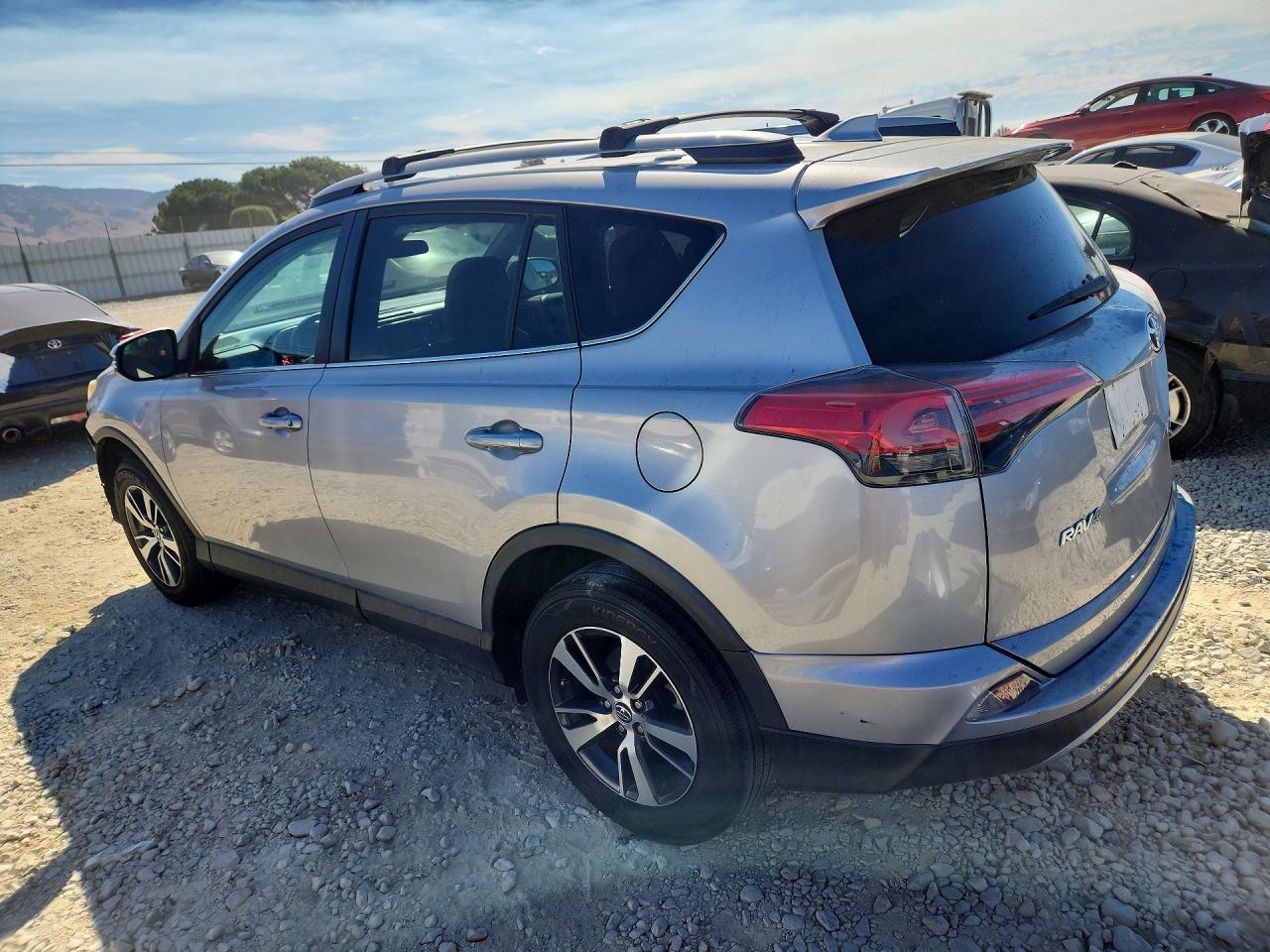 2017 TOYOTA RAV4 XLE — снимка 2