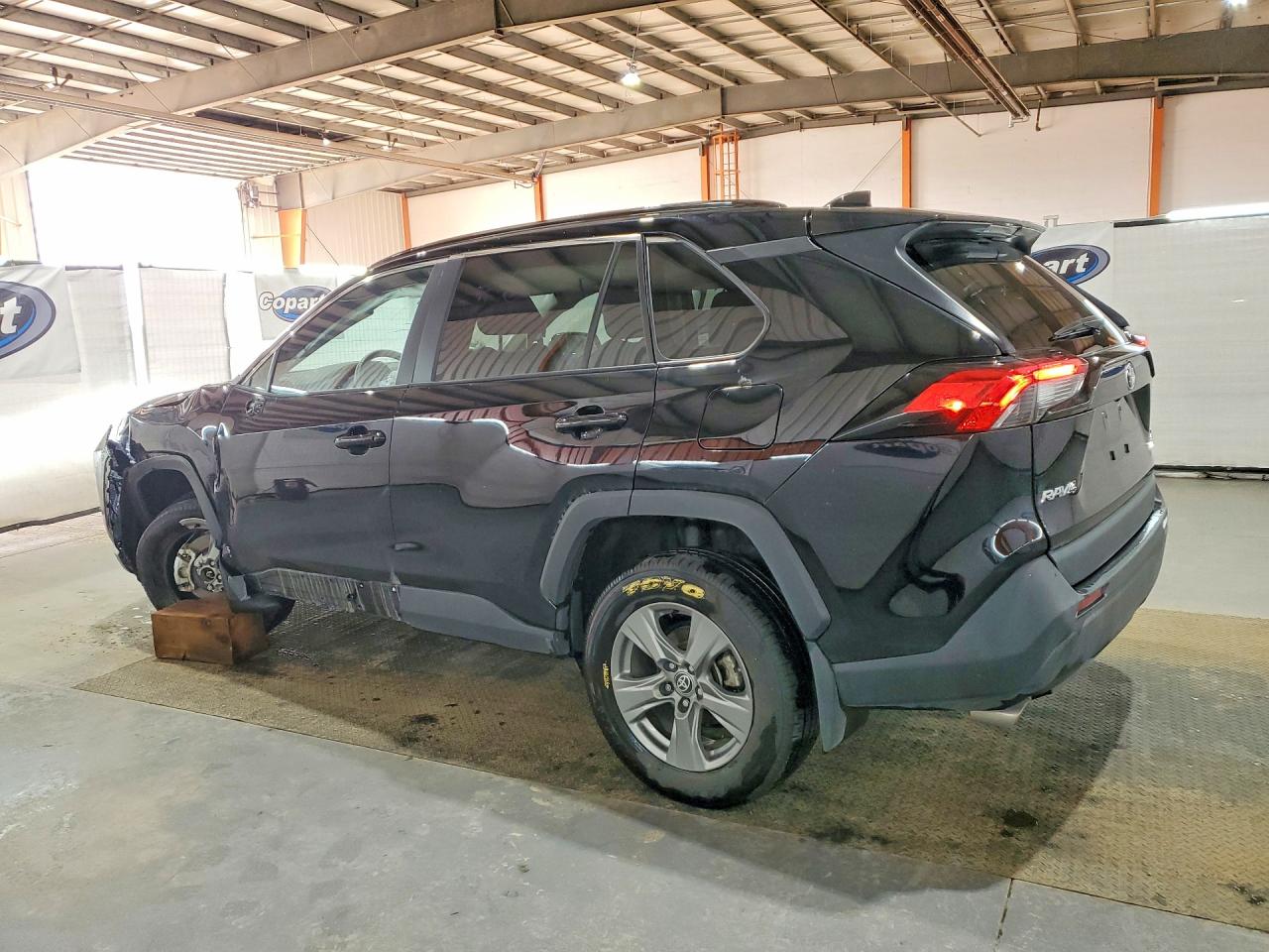 2025 TOYOTA RAV4 XLE — снимка 2