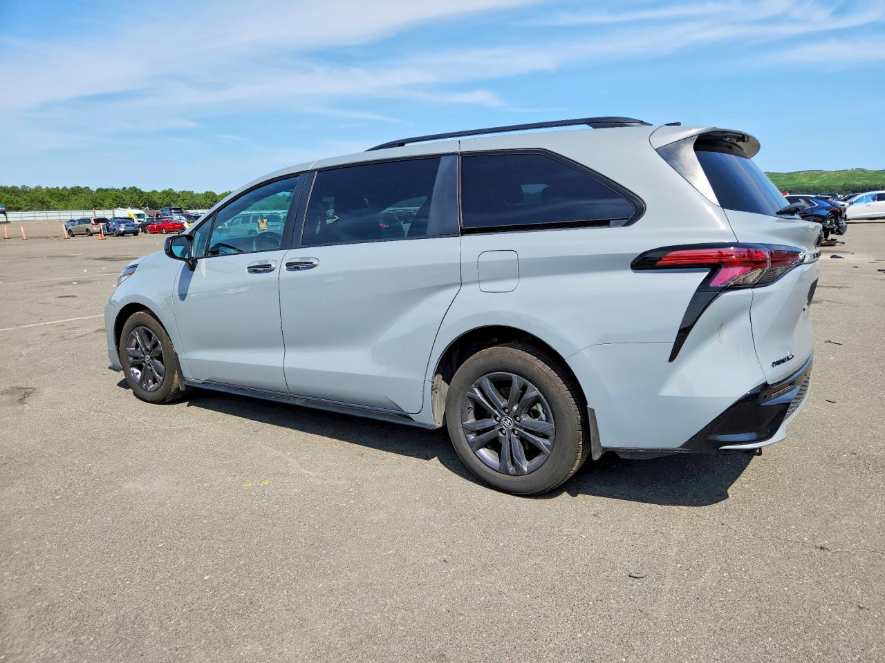 2026 TOYOTA SIENNA XSE — снимка 2