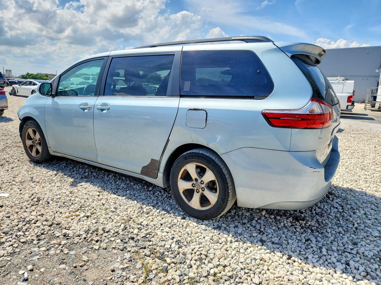 2015 TOYOTA SIENNA LE — снимка 2