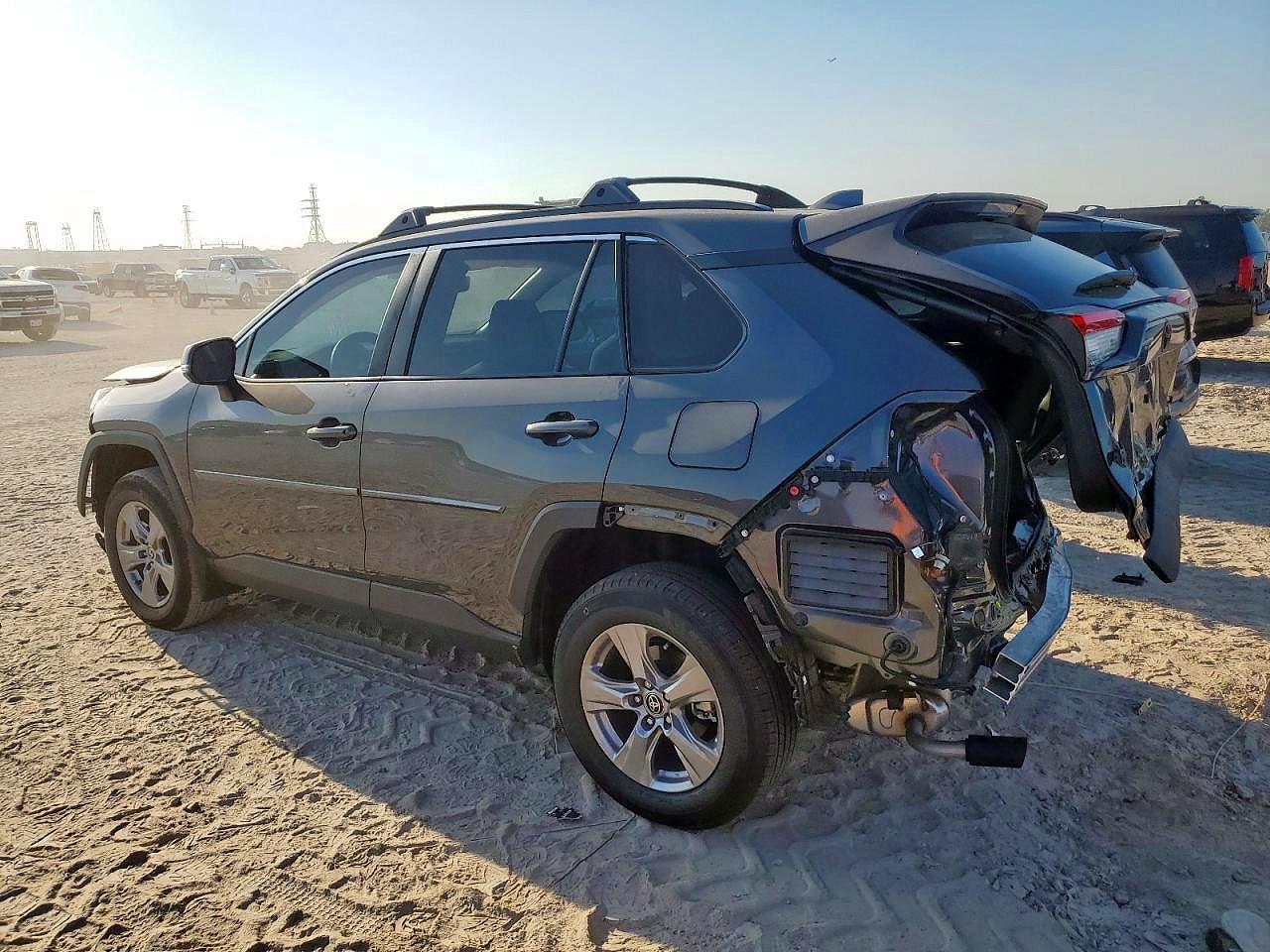 2025 TOYOTA RAV4 XLE — снимка 2