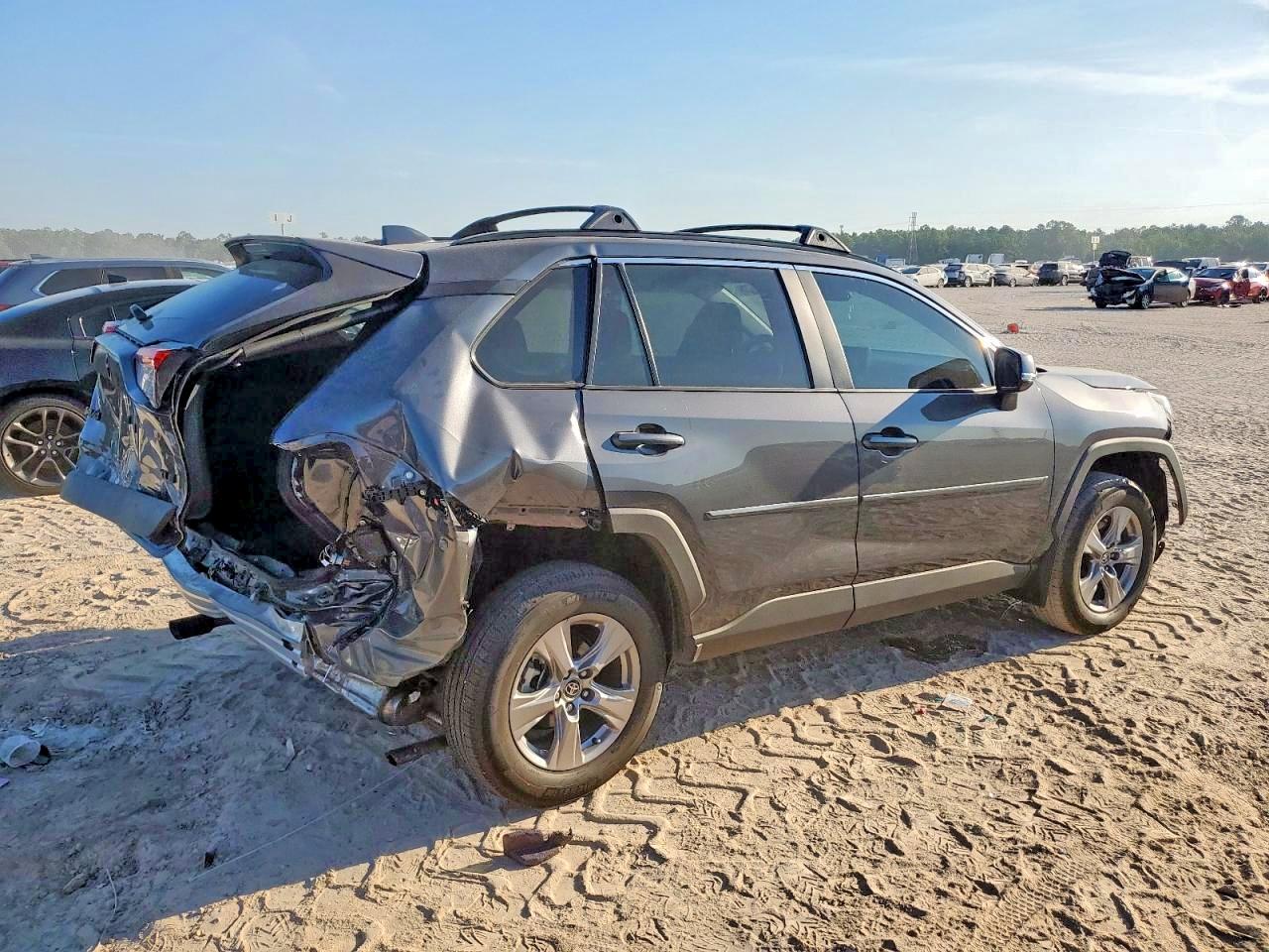 2025 TOYOTA RAV4 XLE — снимка 3