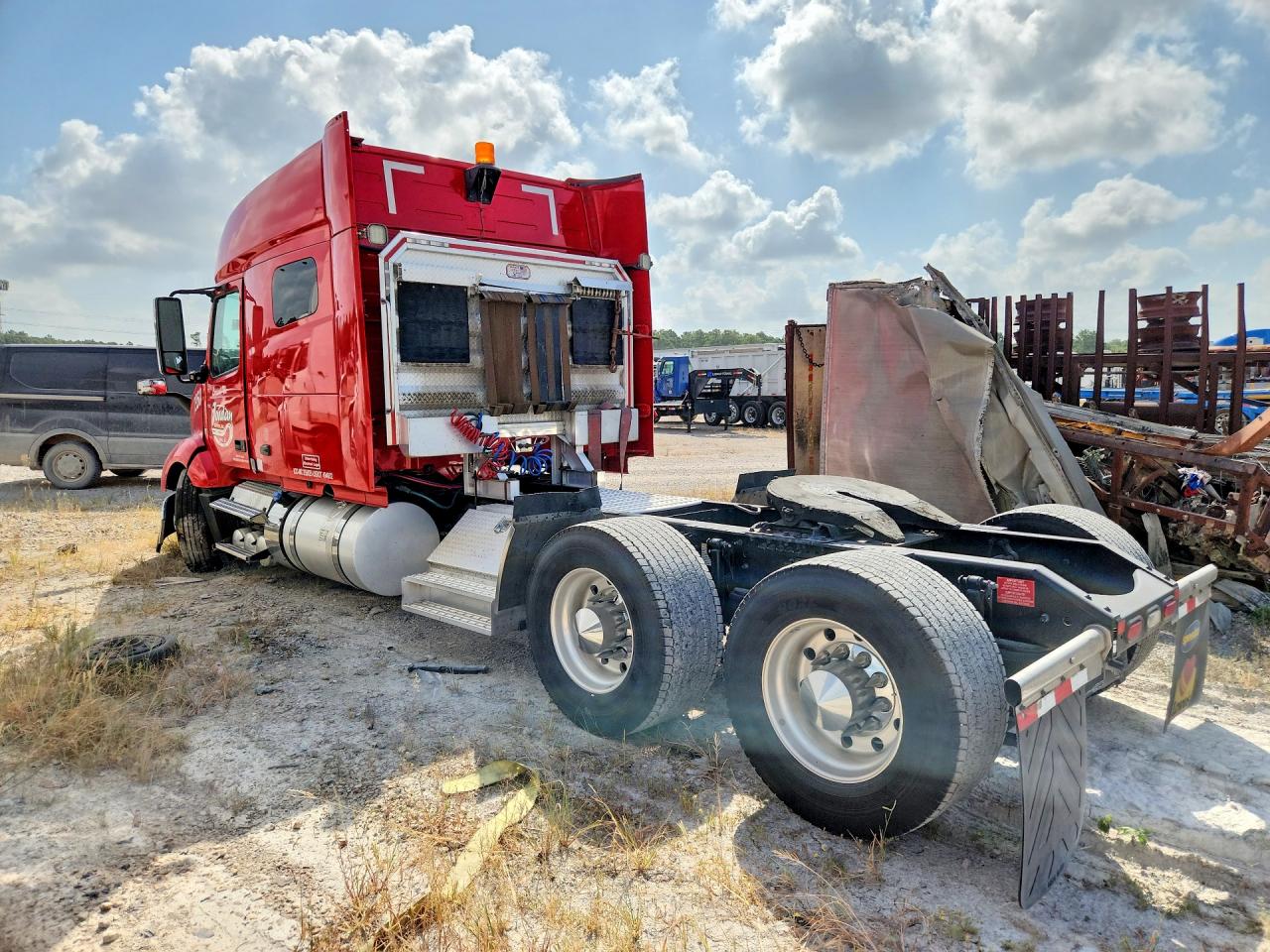 2022 VOLVO VN — photo 2
