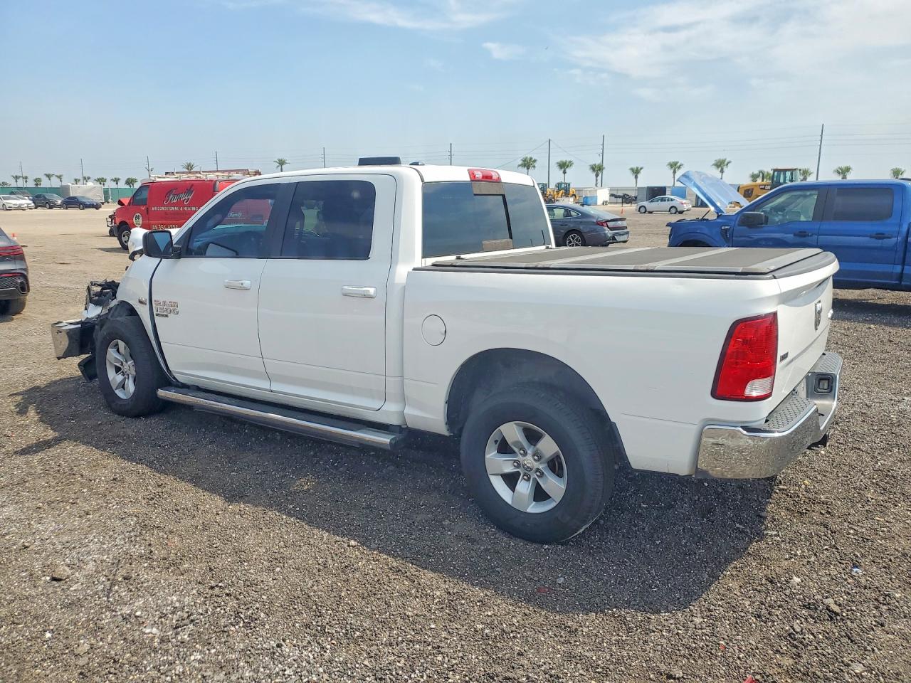2019 RAM 1500 CLASSIC SLT — снимка 2