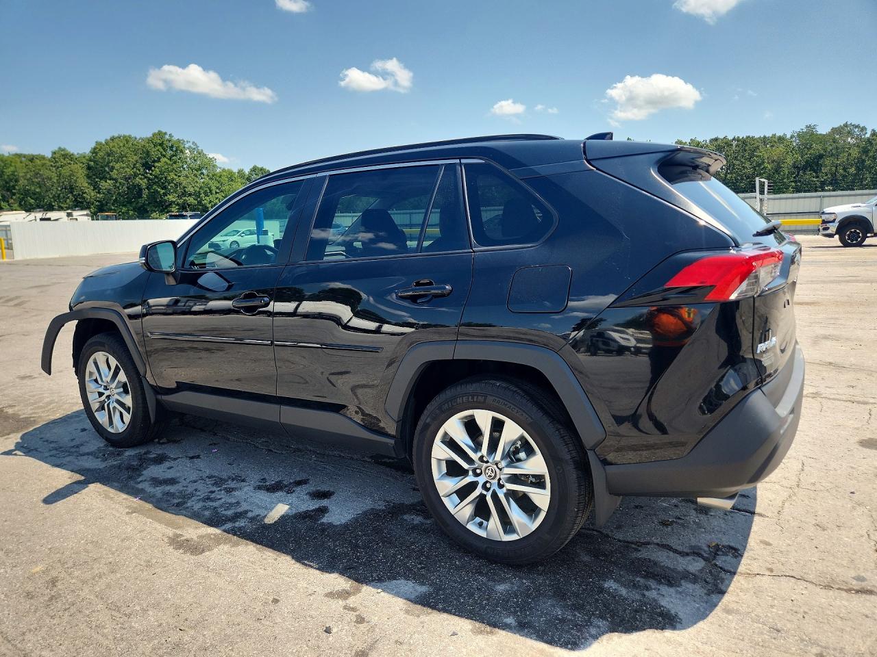 2025 TOYOTA RAV4 XLE PREMIUM — снимка 2