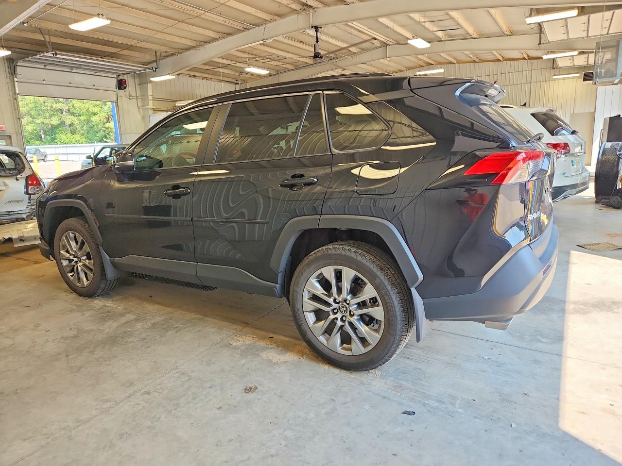 2025 TOYOTA RAV4 XLE PREMIUM — снимка 2