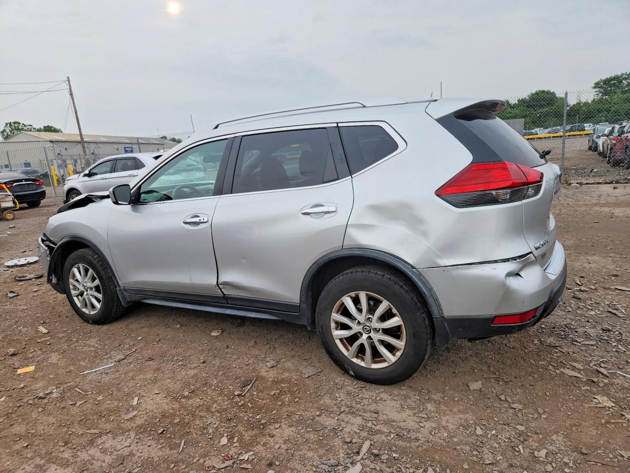 2017 NISSAN ROGUE SV — снимка 2