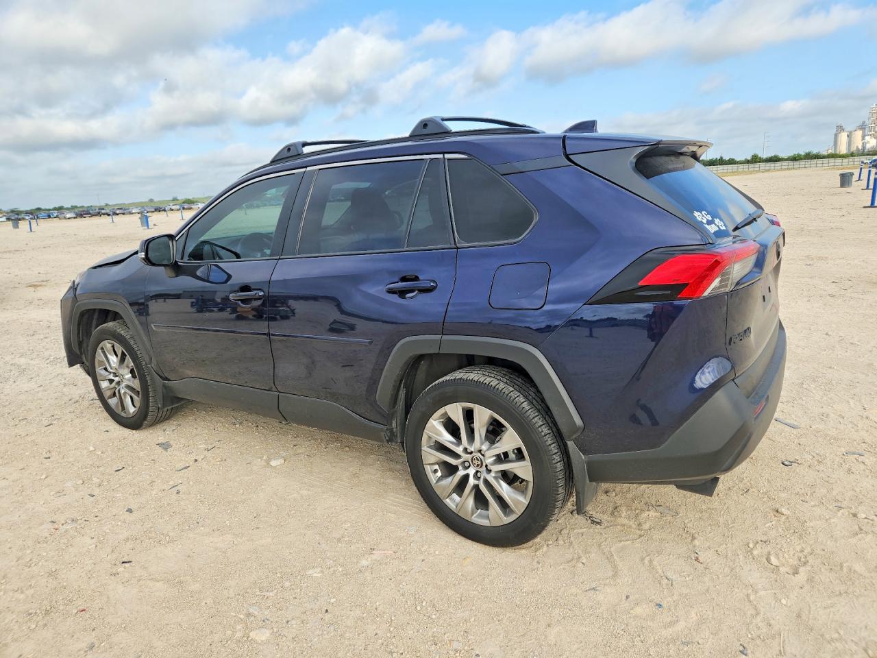 2025 TOYOTA RAV4 XLE PREMIUM — снимка 2