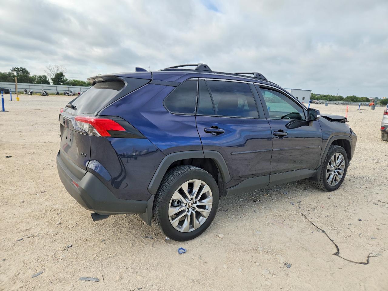 2025 TOYOTA RAV4 XLE PREMIUM — снимка 3