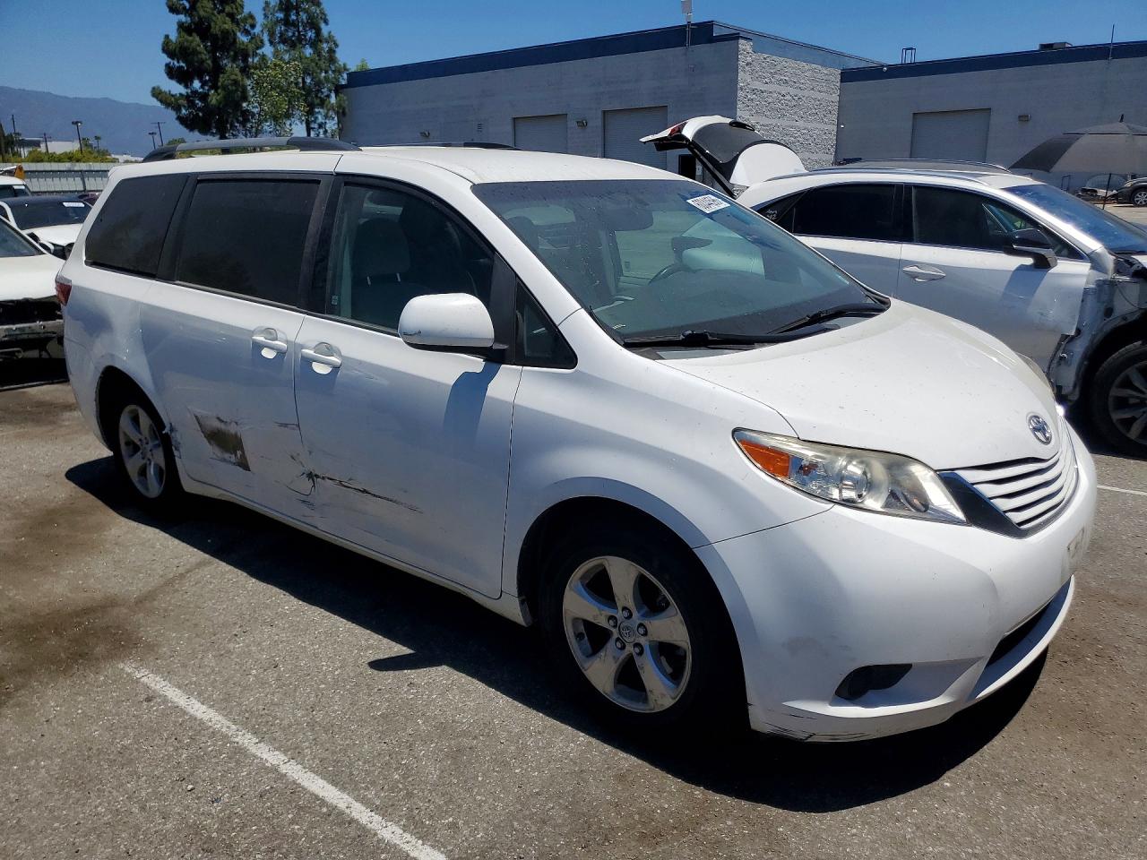 2015 TOYOTA SIENNA LE — снимка 4