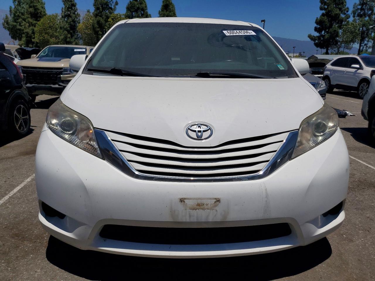 2015 TOYOTA SIENNA LE — снимка 5