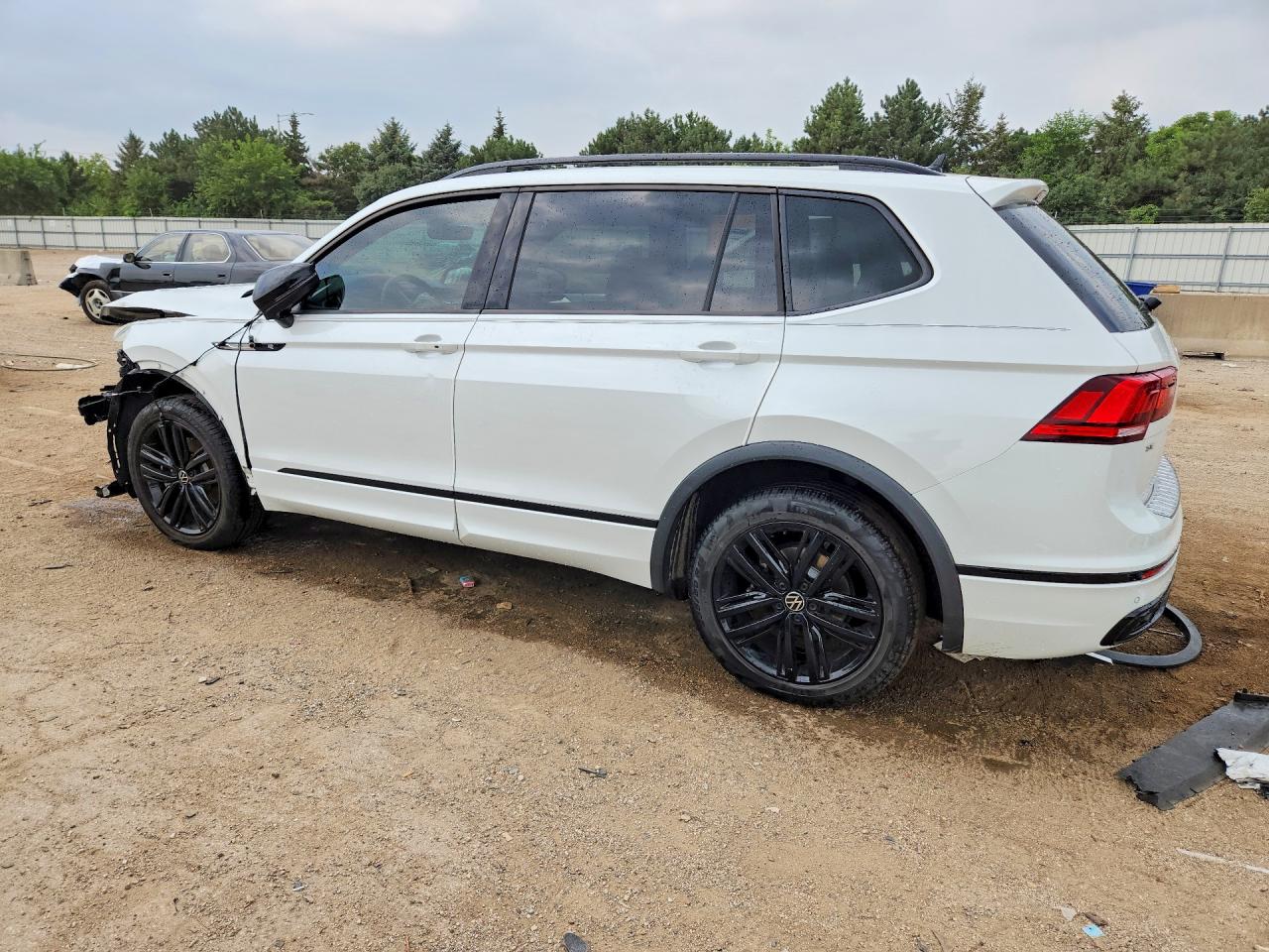 2022 VOLKSWAGEN TIGUAN SE R-LINE BLACK — снимка 2